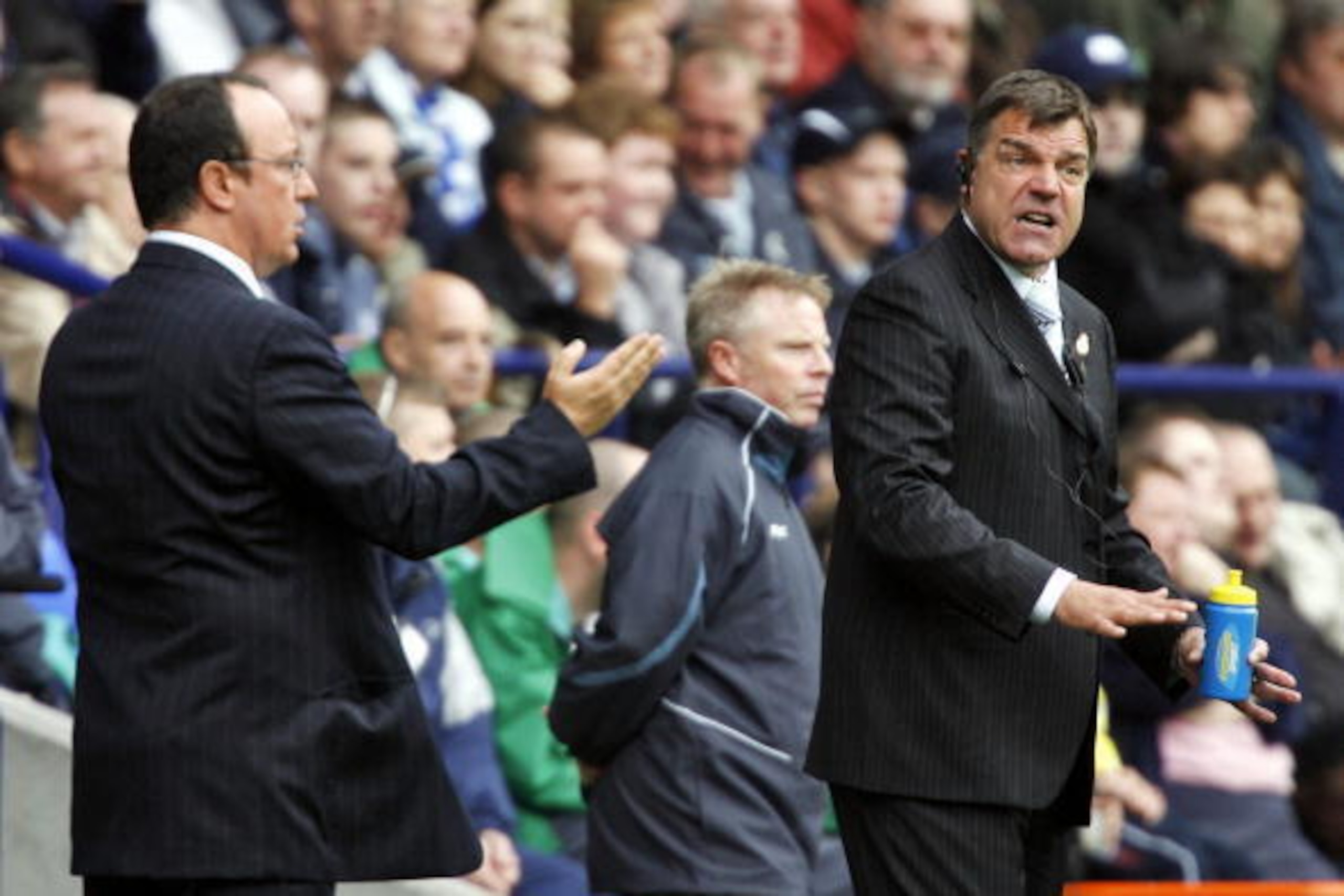 Bolton, UNITED KINGDOM:  Bolton Wanderers manager Sam Allardyce (R) and Liverpool manager Rafa Benitez (L) give their players instructions during their English Premiership football match at The Reebok Stadium 30 September 2006 in Bolton, North England.   