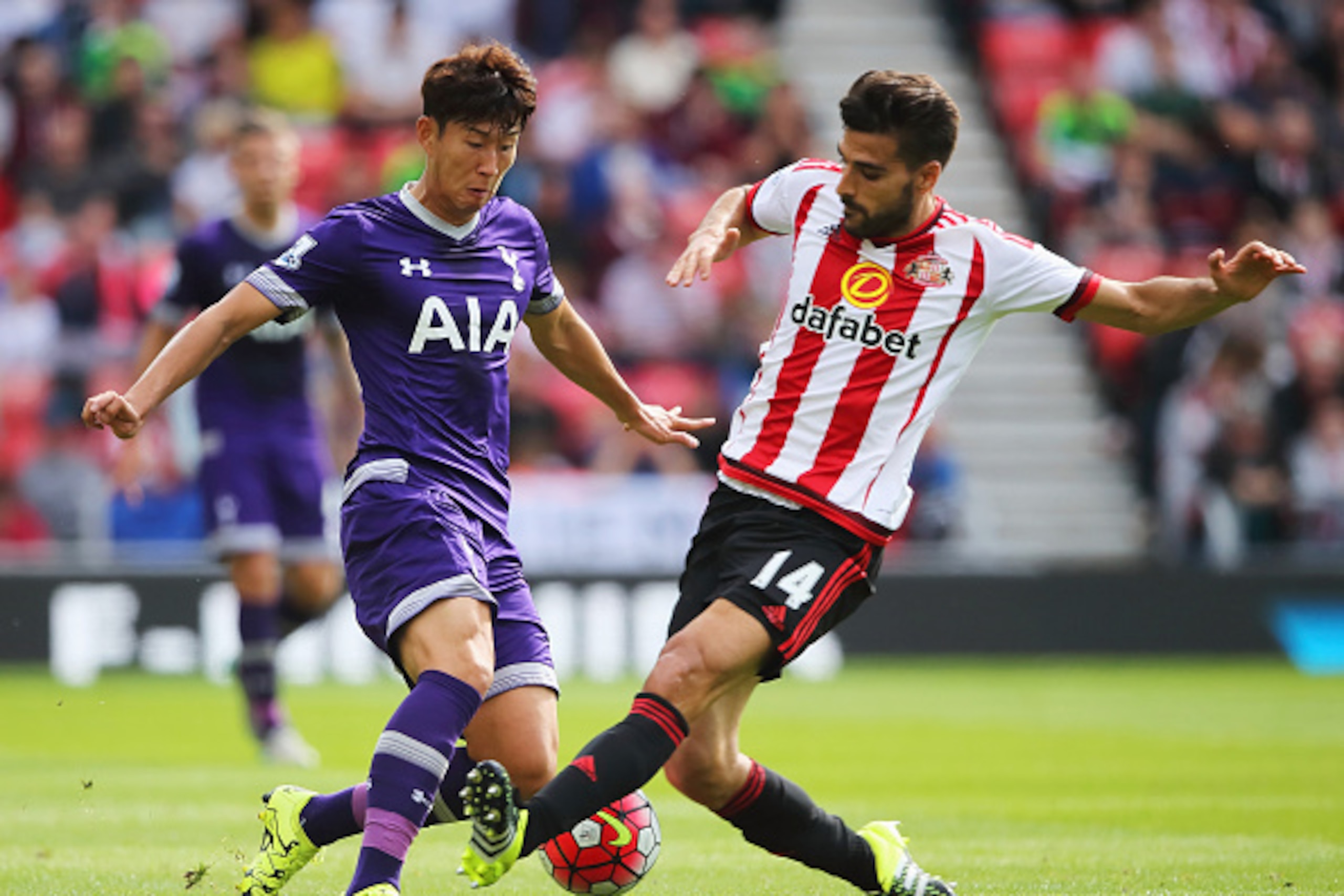 SUNDERLAND, ENGLAND - SEPTEMBER 13:  Son Heung-Min of Tottenham Hotspur is challenged by Jordi Gomez of Sunderland during the Barclays Premier League match between Sunderland and Tottenham Hotspur at the Stadium of Light on September 13, 2015 in Sunderlan