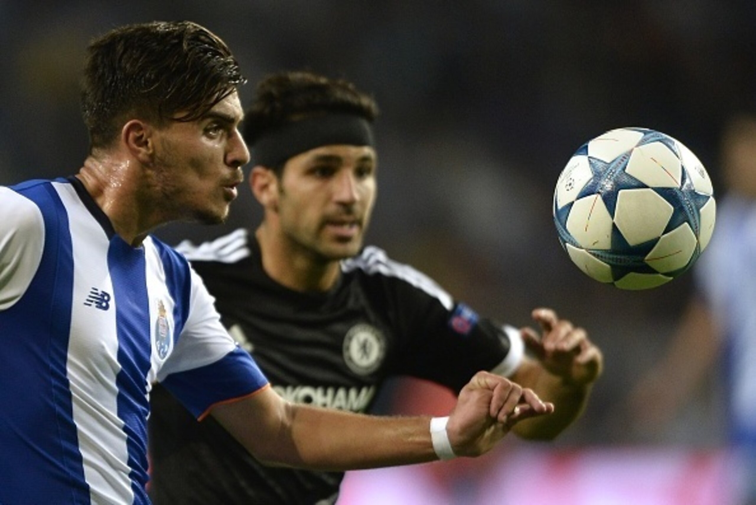 Porto's midfielder Ruben Neves (L) vies with Chelsea's Spanish midfielder Cesc Fabregas during the UEFA Champions League Group G football match at the Dragao stadium in Porto on September 29, 2015.  AFP PHOTO / MIGUEL RIOPA        (Photo credit should rea