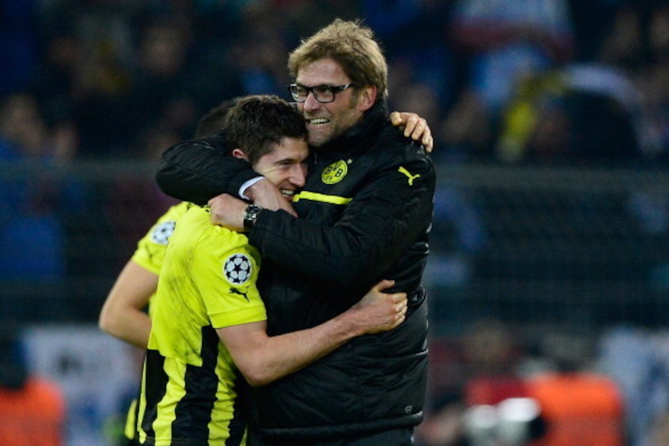 Dortmund's Polish striker Robert Lewandowski (L) celebrates with Dortmund's head coach Juergen Klopp after the UEFA Champions League quarter-final second-leg football match Borussia Dortmund vs Malaga CF in Dortmund, western Germany on April 9, 2013.  Dor
