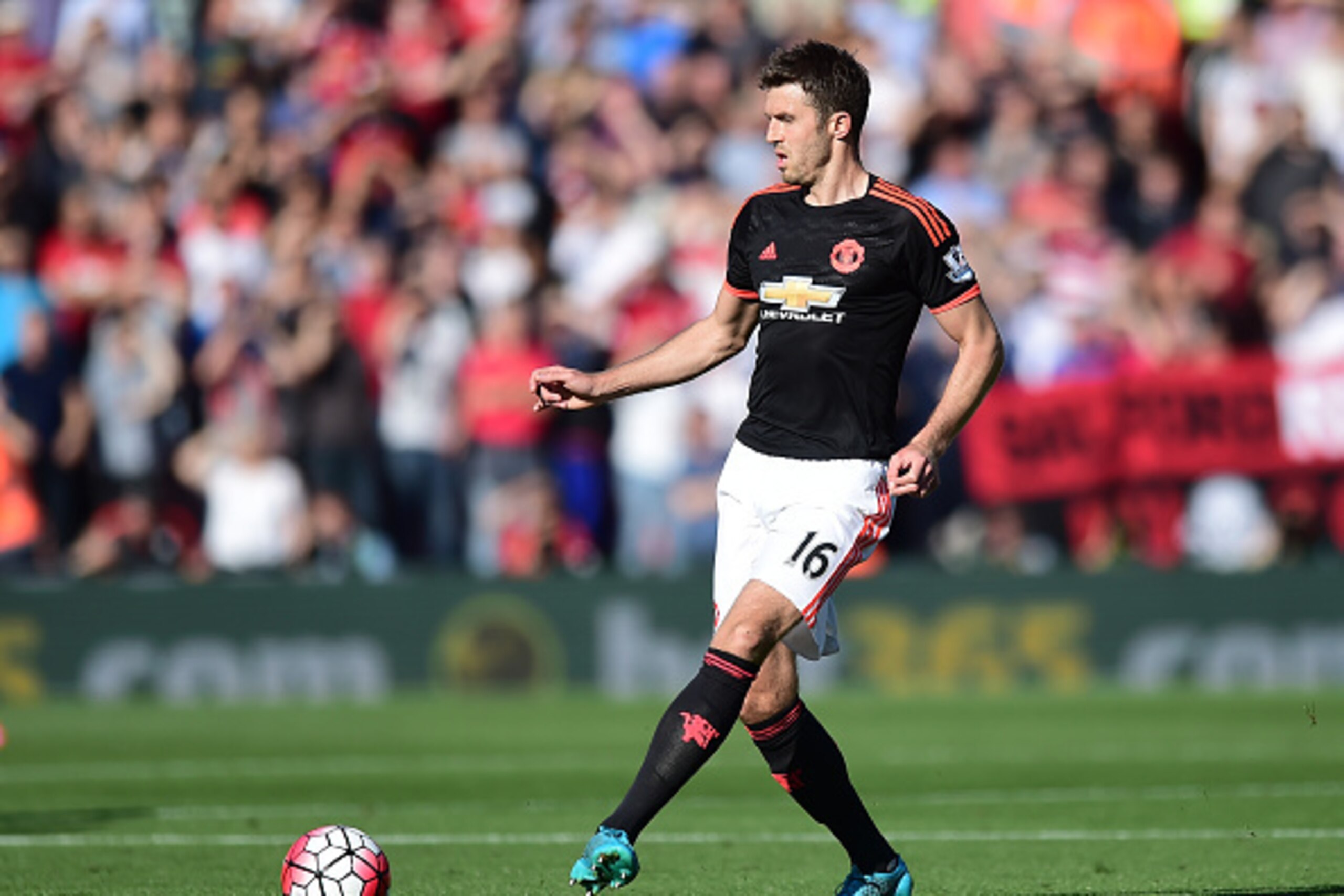 SOUTHAMPTON, ENGLAND - SEPTEMBER 20: Michael Carrick of Manchester United in action during the Barclays Premier League match between Southampton and Manchester United at St Mary's Stadium on September 20, 2015 in Southampton, United Kingdom. (Photo by Ale
