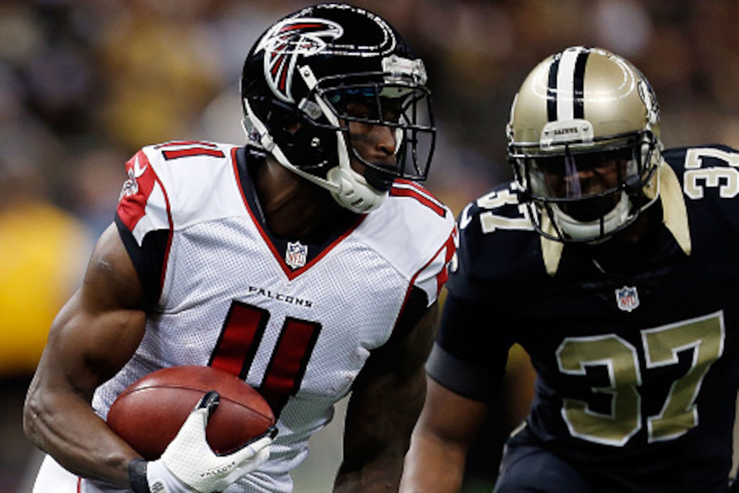 NEW ORLEANS, LA - DECEMBER 21:  Julio Jones #11 of the Atlanta Falcons is pursued by Terrence Frederick #37 of the New Orleans Saints during a game at the Mercedes-Benz Superdome on December 21, 2014 in New Orleans, Louisiana.  (Photo by Sean Gardner/Gett
