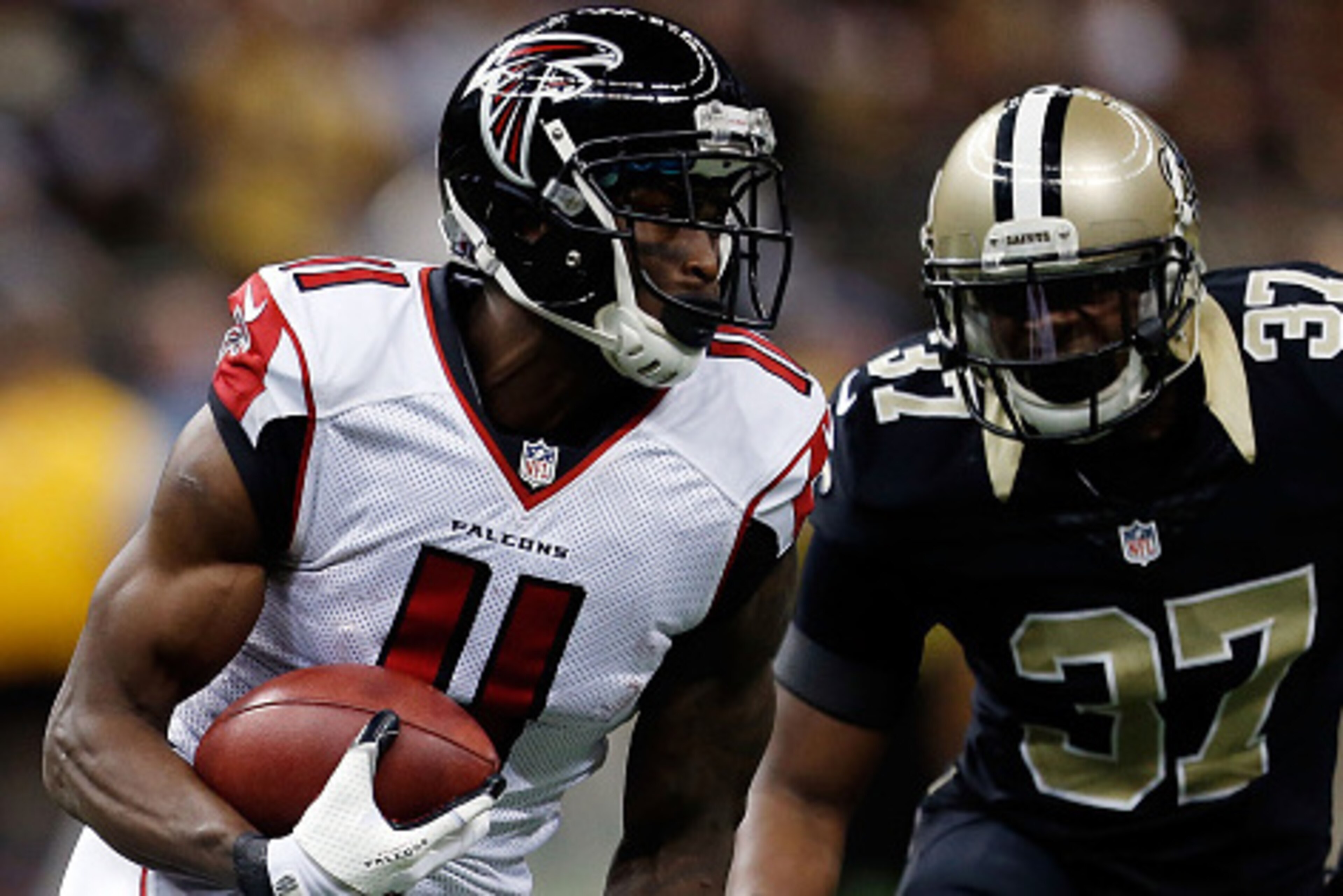 NEW ORLEANS, LA - DECEMBER 21:  Julio Jones #11 of the Atlanta Falcons is pursued by Terrence Frederick #37 of the New Orleans Saints during a game at the Mercedes-Benz Superdome on December 21, 2014 in New Orleans, Louisiana.  (Photo by Sean Gardner/Gett