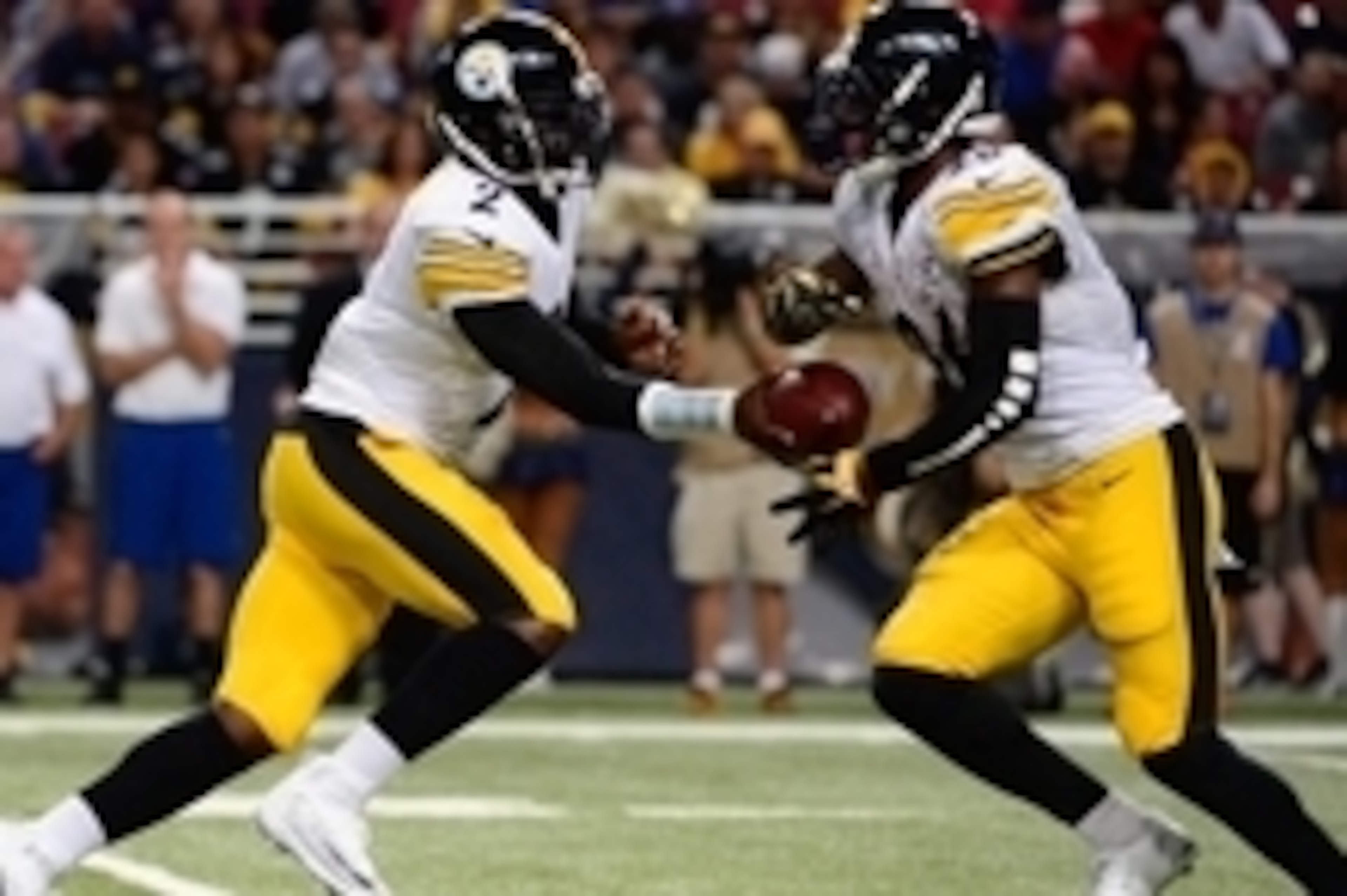 Sep 27, 2015; St. Louis, MO, USA; Pittsburgh Steelers quarterback Michael Vick (2) hands off to running back Le'Veon Bell (26) during the second half against the St. Louis Rams at the Edward Jones Dome. Steelers defeated the Rams 12-6. Mandatory Credit: J
