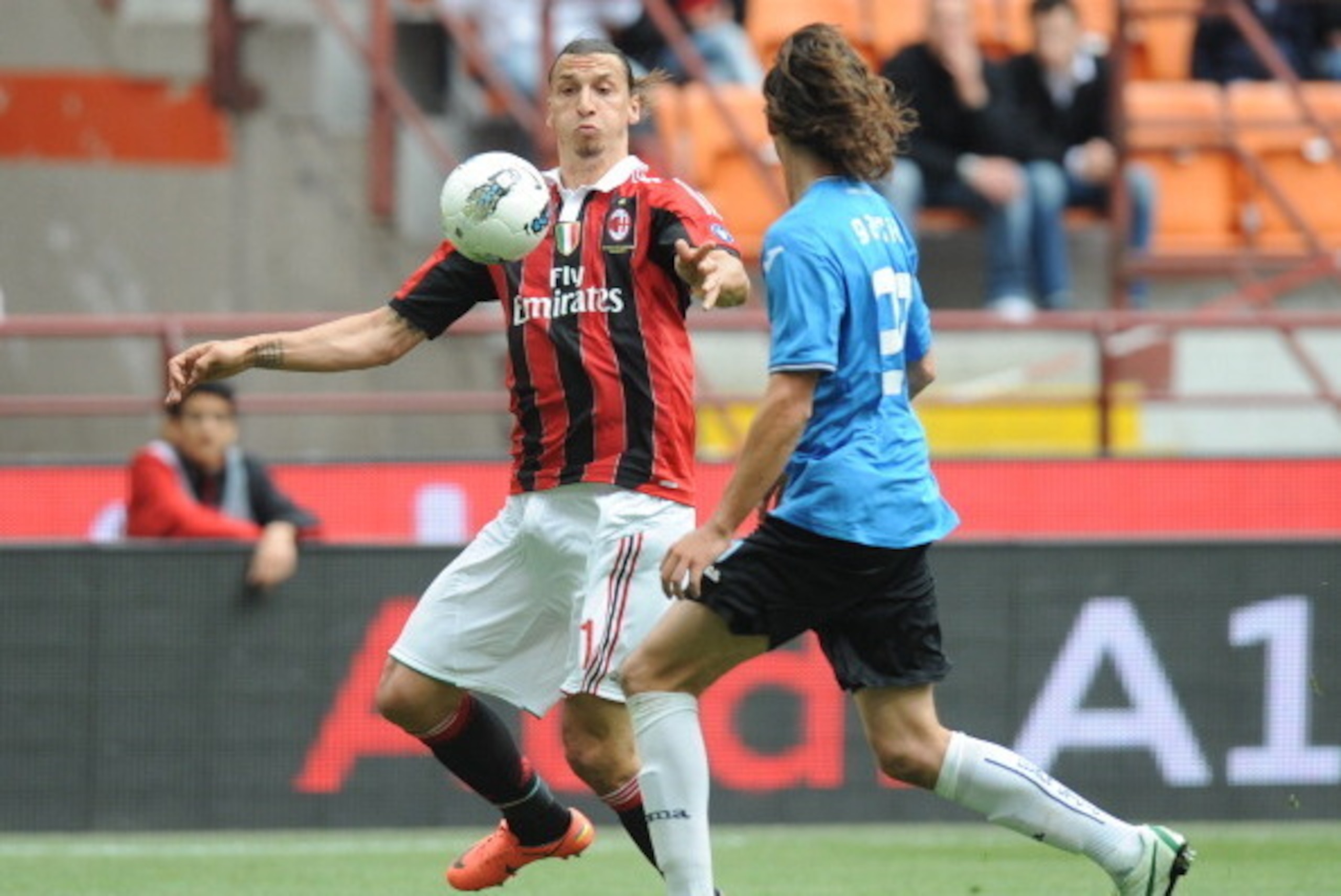 AC Milan's Zlatan Ibrahimovic controls the ball during the Italian Serie A football match between AC Milan vs Novara on May 13, 2012 in Milan. AFP PHOTO / ALBERTO LINGRIA (Photo credit should read ALBERTO LINGRIA/AFP/GettyImages) AC Milan's Zlatan Ibrahimovic controls the ball during the Italian Serie A football match between AC Milan vs Novara on May 13, 2012 in Milan. AFP PHOTO / ALBERTO LINGRIA (Photo credit should read ALBERTO LINGRIA/AFP/GettyImages)