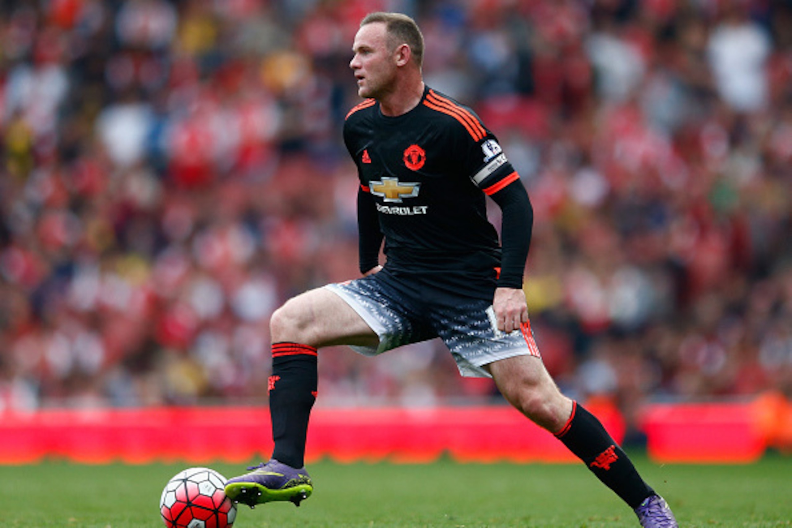 LONDON, ENGLAND - OCTOBER 04:  Wayne Rooney of Manchester United on the ball during the Barclays Premier League match between Arsenal and Manchester United at Emirates Stadium on October 4, 2015 in London, England.  (Photo by Julian Finney/Getty Images)