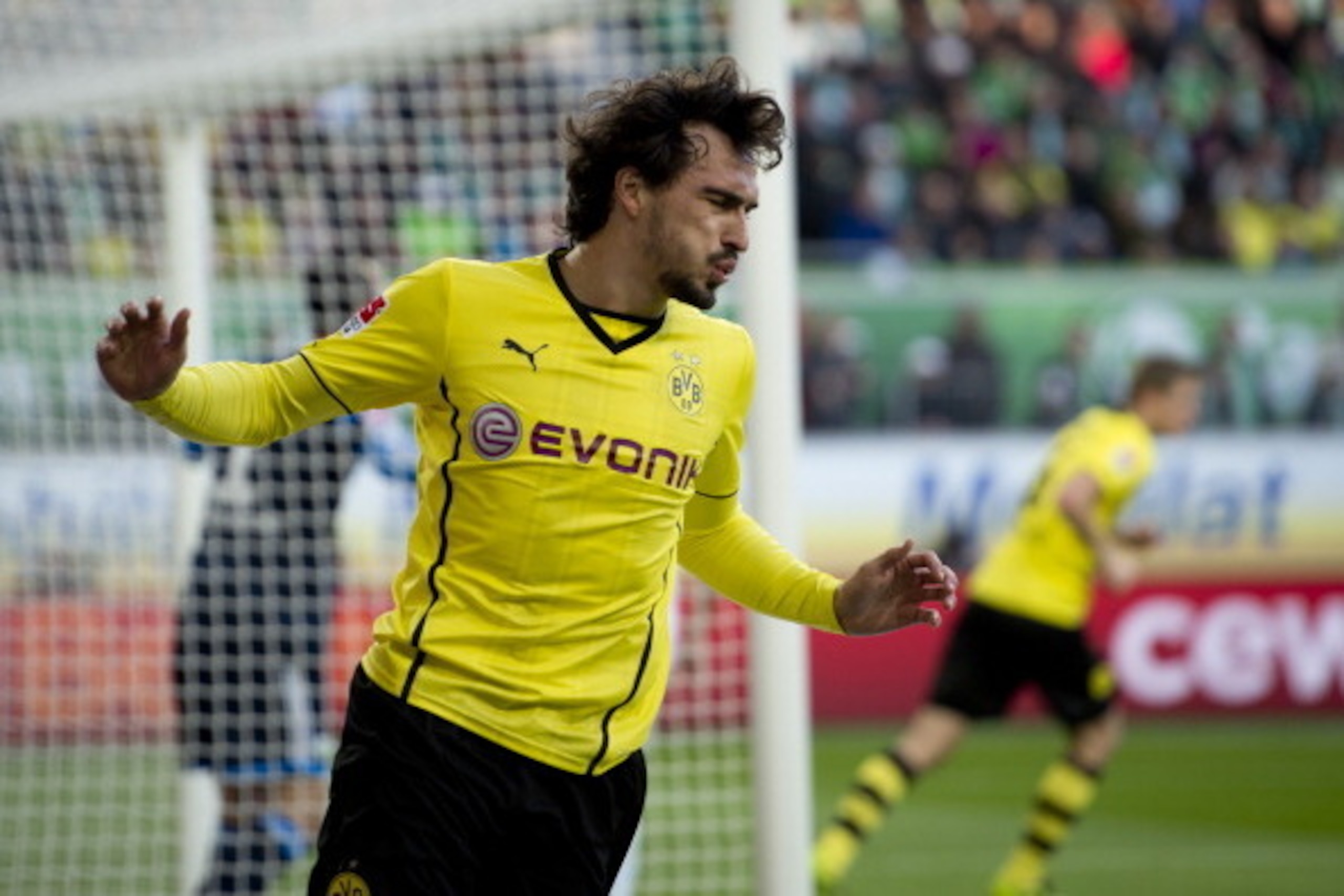 Dortmund's Mats Hummels reacts after a chance goes begging during the German first division Bundesliga football match VfL Wolfsburg vs Borussia Dortmund at the Volkswagen arena in Wolfsburg on November 9, 2013.   AFP PHOTO / ODD ANDERSEN
RESTRICTIONS - DF