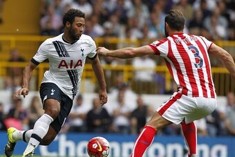 Tottenham Hotspur's Belgian midfielder Mousa Dembele (L) vies with Stoke City's Dutch defender Erik Pieters during the English Premier League football match between Tottenham Hotspur and Stoke City at White Hart Lane in north London on August 15, 2015. AF