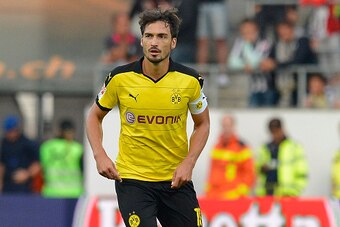 ST GALLEN, SWITZERLAND - JULY 25: Mats Hummels of Dortmund controls the ball during the friendly match between Juventus and Borussia Dortmund on July 25, 2015 in St Gallen, Switzerland.  (Photo by Daniel Kopatsch/Getty Images)