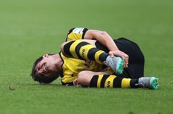 Dortmund's midfielder Jonas Hofmann lies on the pitch with an injury during the German first division Bundesliga football match Hannover 96 v Borussia Dortmund, in Hannover, on September 12, 2015.  AFP PHOTO /  RONNY HARTMANN

RESTRICTIONS: DURING MATCH T