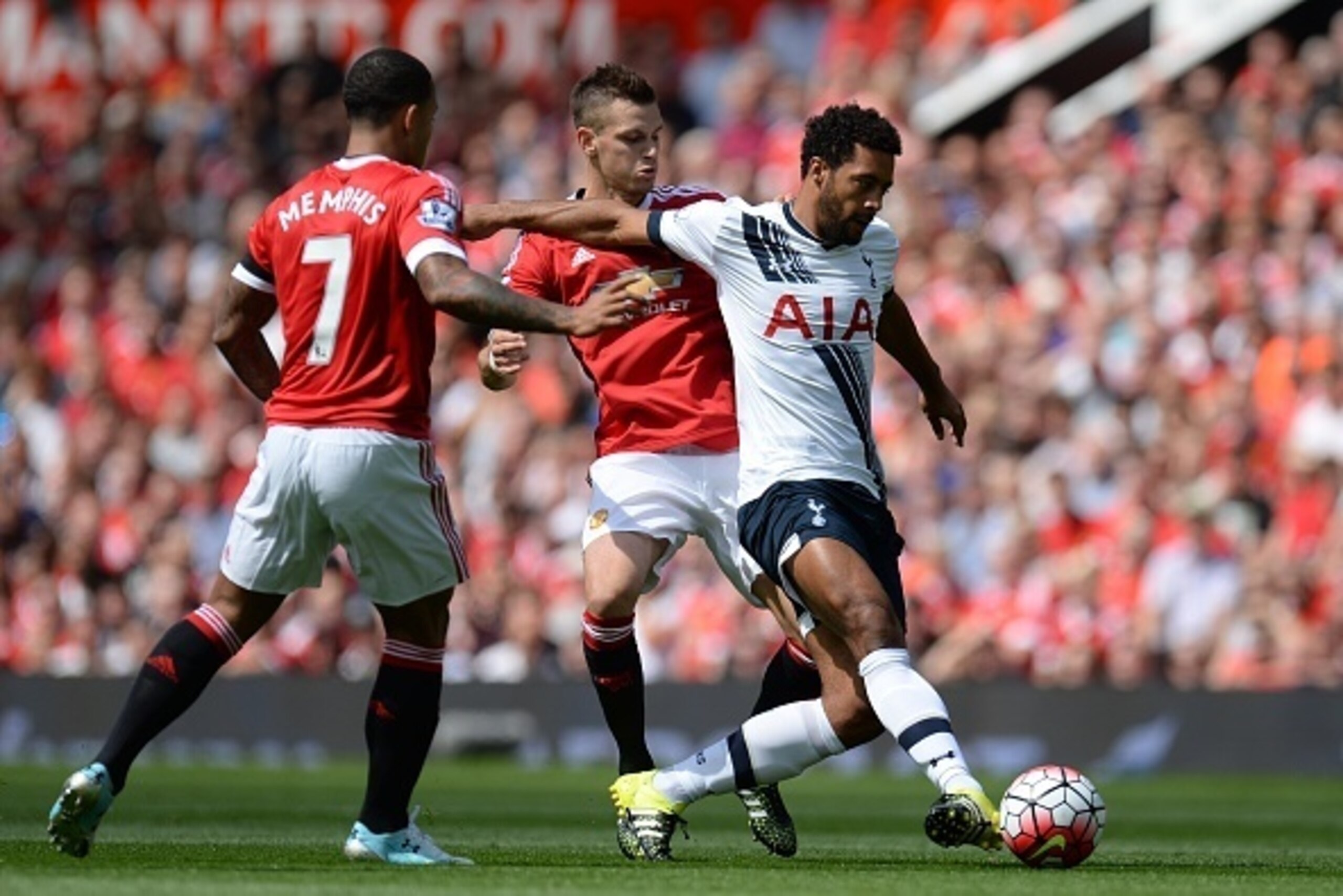 Tottenham Hotspur's Belgian midfielder Mousa Dembele (R) vies with Manchester United's French midfielder Morgan Schneiderlin and Manchester United's Dutch midfielder Memphis Depay (L) during the English Premier League football match between Manchester Uni Tottenham Hotspur's Belgian midfielder Mousa Dembele (R) vies with Manchester United's French midfielder Morgan Schneiderlin and Manchester United's Dutch midfielder Memphis Depay (L) during the English Premier League football match between Manchester Uni