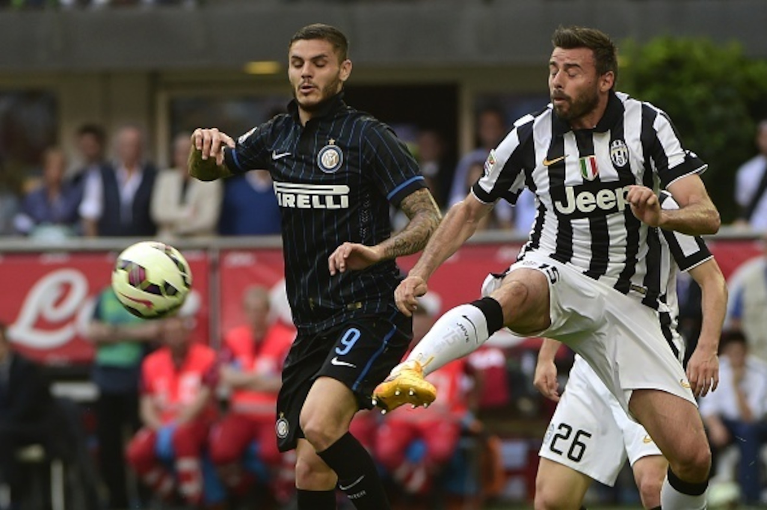 Inter Milan's forward from Argentina Mauro Icardi (L) fights for the ball with Juventus' defender Andrea Barzagli during the Italian Serie A football match Inter Milan vs Juventus on May 16, 2015 at the San Siro Stadium stadium in Milan. AFP PHOTO / OLIVI