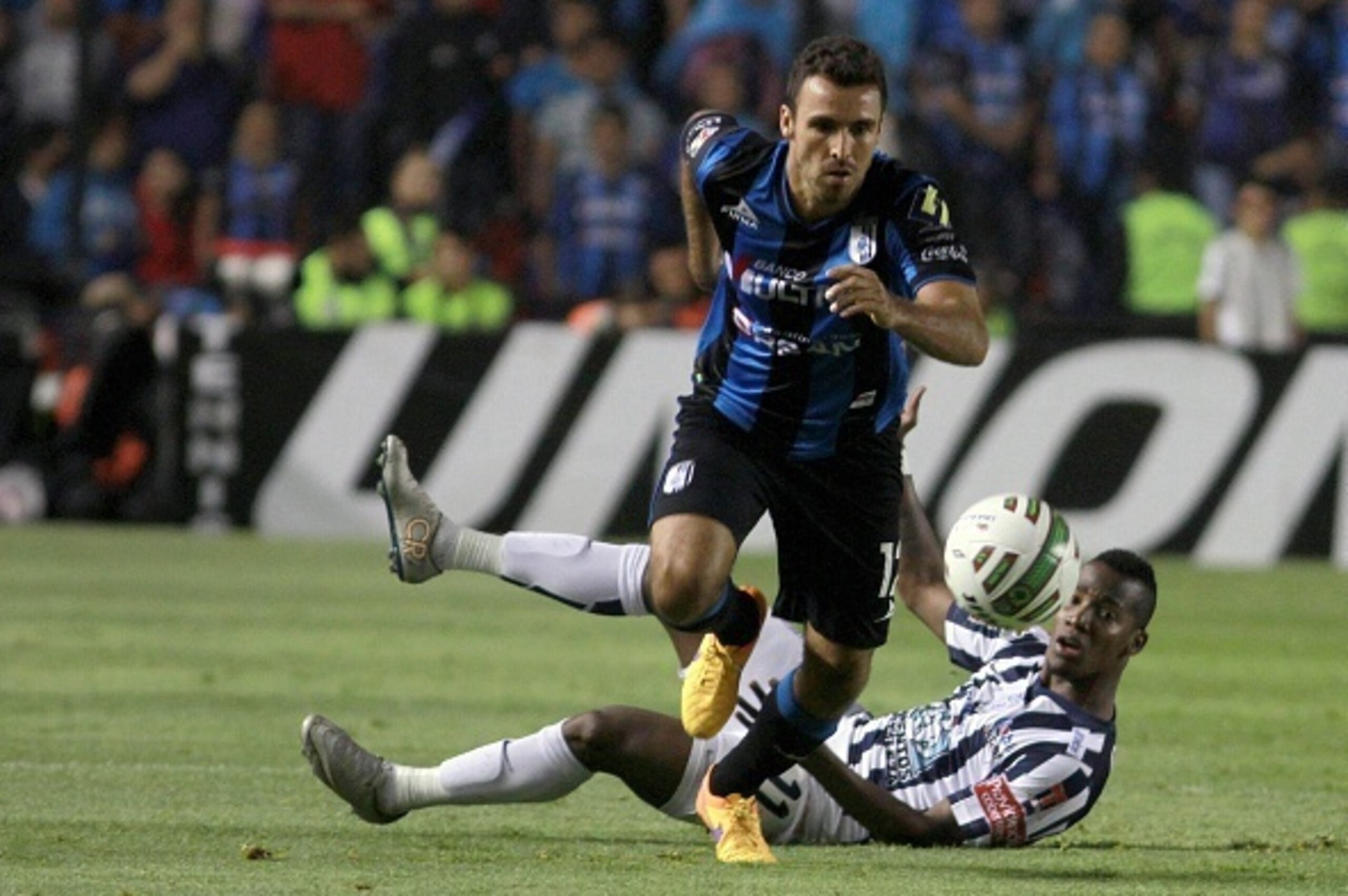 Jonathan Bornstein (L) of Querertaro vies for the ball with Cristian Penilla (R) of Pachuca during 2015 Mexican Clausura tournament second leg semifinal football match  at La Corregidora stadium on May 24, 2015, in Querertaro,Mexico. AFP PHOTO/MARIA CALLS