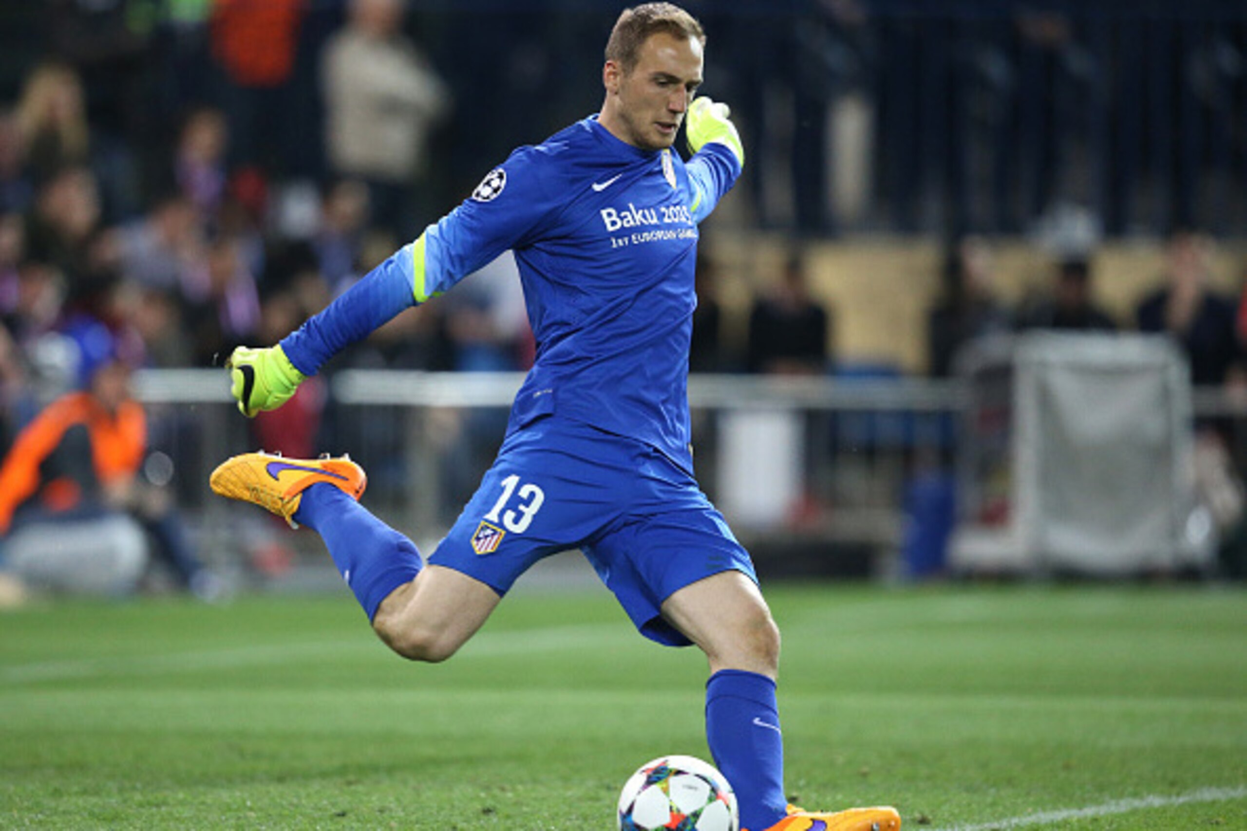 MADRID, SPAIN - APRIL 14:  Goalkeeper of Atletico Madrid Jan Oblak in action during the UEFA Champions League Quarter Final First Leg match between Atletico Madrid and Real Madrid at Vicente Calderon stadium on April 14, 2015 in Madrid, Spain. (Photo by J