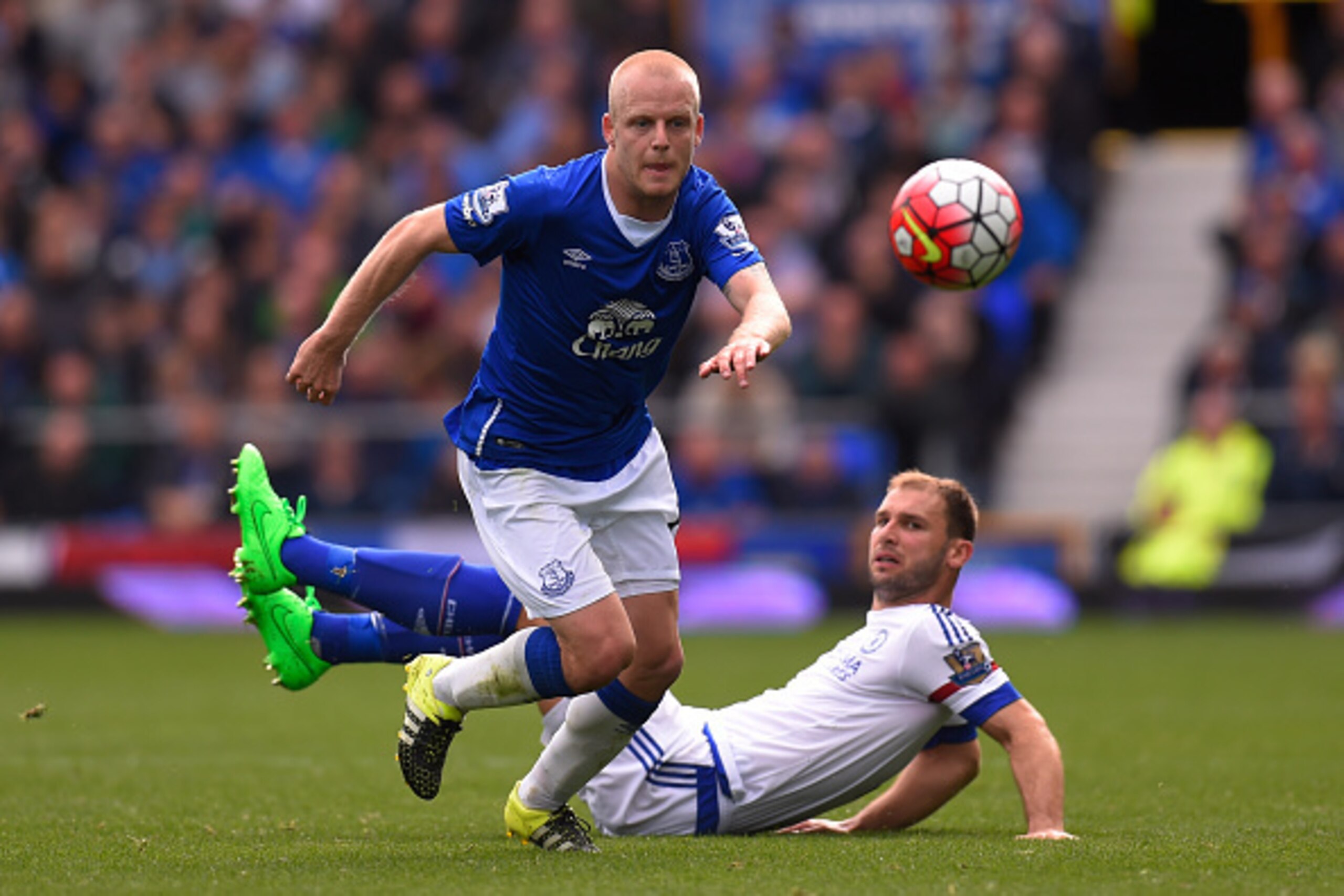 LIVERPOOL, ENGLAND - SEPTEMBER 12:  Steven Naismith of Everton goes past Branislav Ivanovic of Chelsea during the Barclays Premier League match between Everton and Chelsea at Goodison Park on September 12, 2015 in Liverpool, United Kingdom.  (Photo by Stu