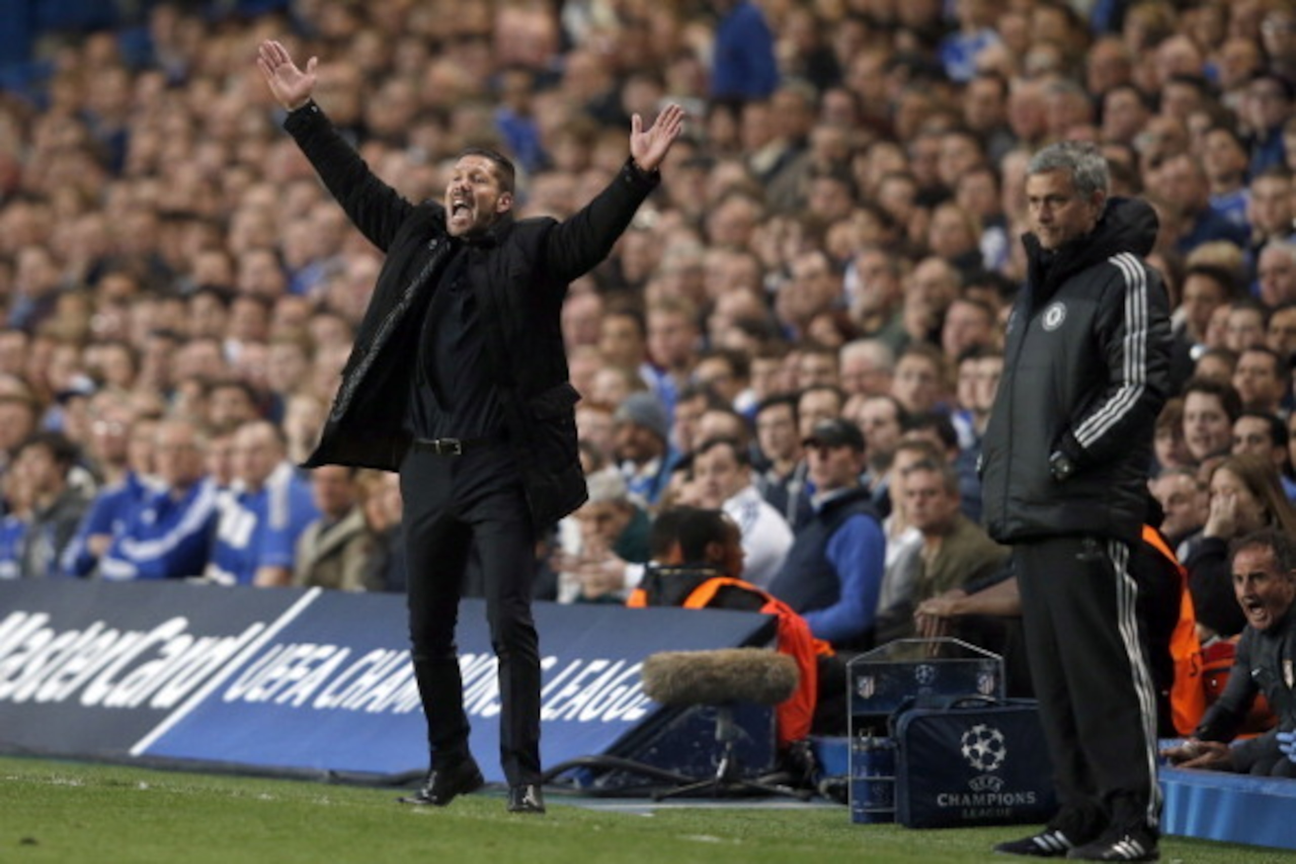 Atletico Madrid's Argentinian coach Diego Simeone (L) and Chelsea's Portuguese manager Jose Mourinho (R) stand on the sideline during the UEFA Champions League semi-final second leg football match between Chelsea and Atletico Madrid at Stamford Bridge in 