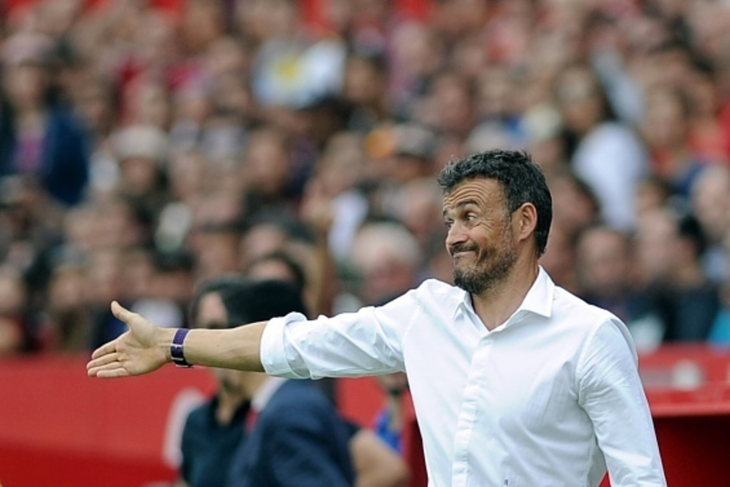 Barcelona's coach Luis Enrique gestures during the Spanish league football match Sevilla FC vs Barcelona at the Ramon Sanchez Pizjuan stadium in Sevilla on October 3, 2015. Sevilla won 2-1.   AFP PHOTO/ CRISTINA QUICLER        (Photo credit should read CR