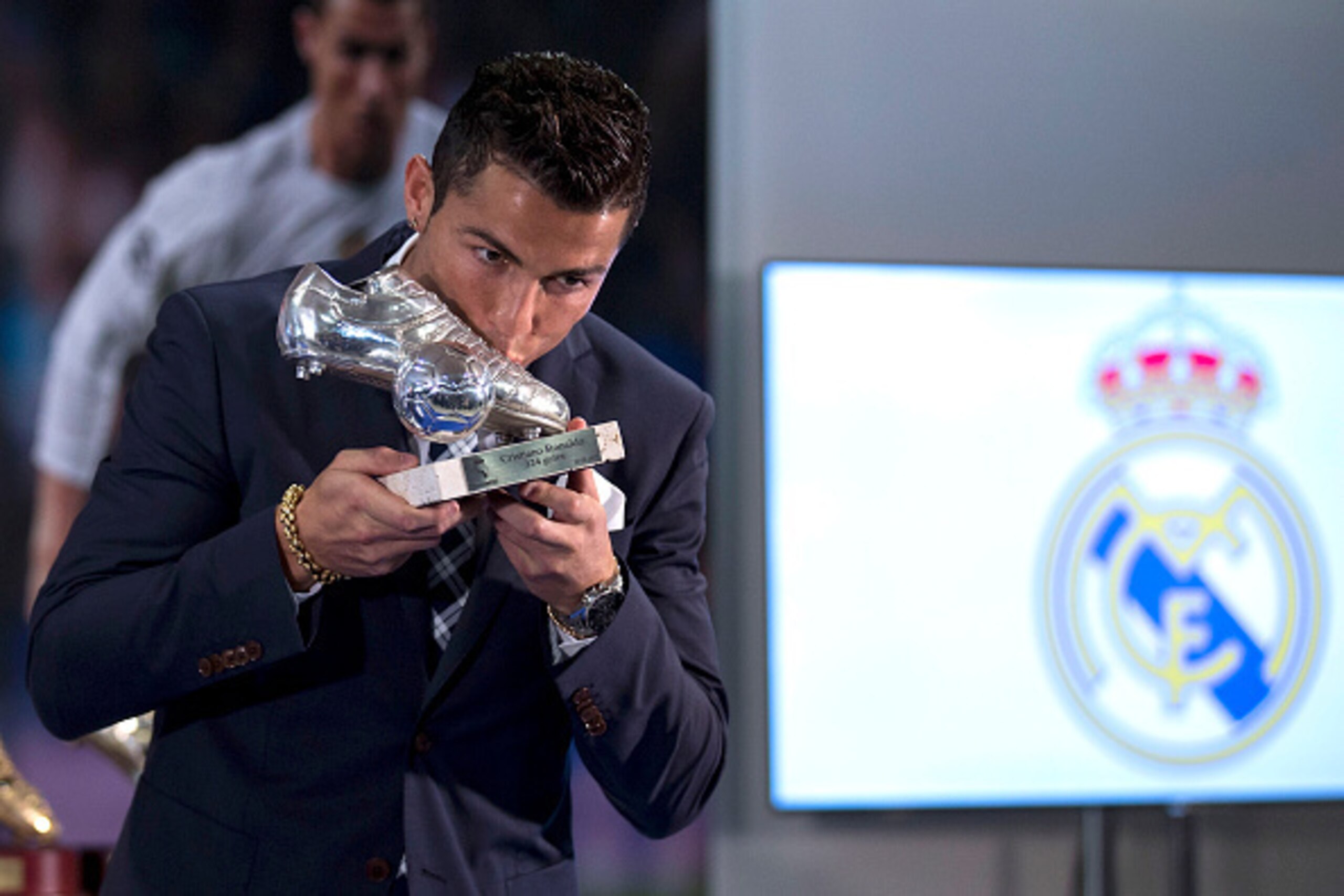 MADRID, SPAIN - OCTOBER 02:  Cristiano Ronaldo  kisses his trophy as all-time top scorer of Real Madrid CF at Honour box-seat of Santiago Bernabeu  Stadium on October 2, 2015 in Madrid, Spain. Portuguese palyer Cristiano Ronaldo overtook on his last UEFA 