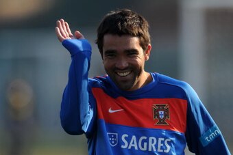 Portugal's midfielder Deco smiles during a training session at Bekker High School in Magaliesburg on June 26, 2010. Portugal will face Spain in Cape Town on June 29, for the round of 16 of the 2010 World Cup football tournament in South Africa. AFP PHOTO/