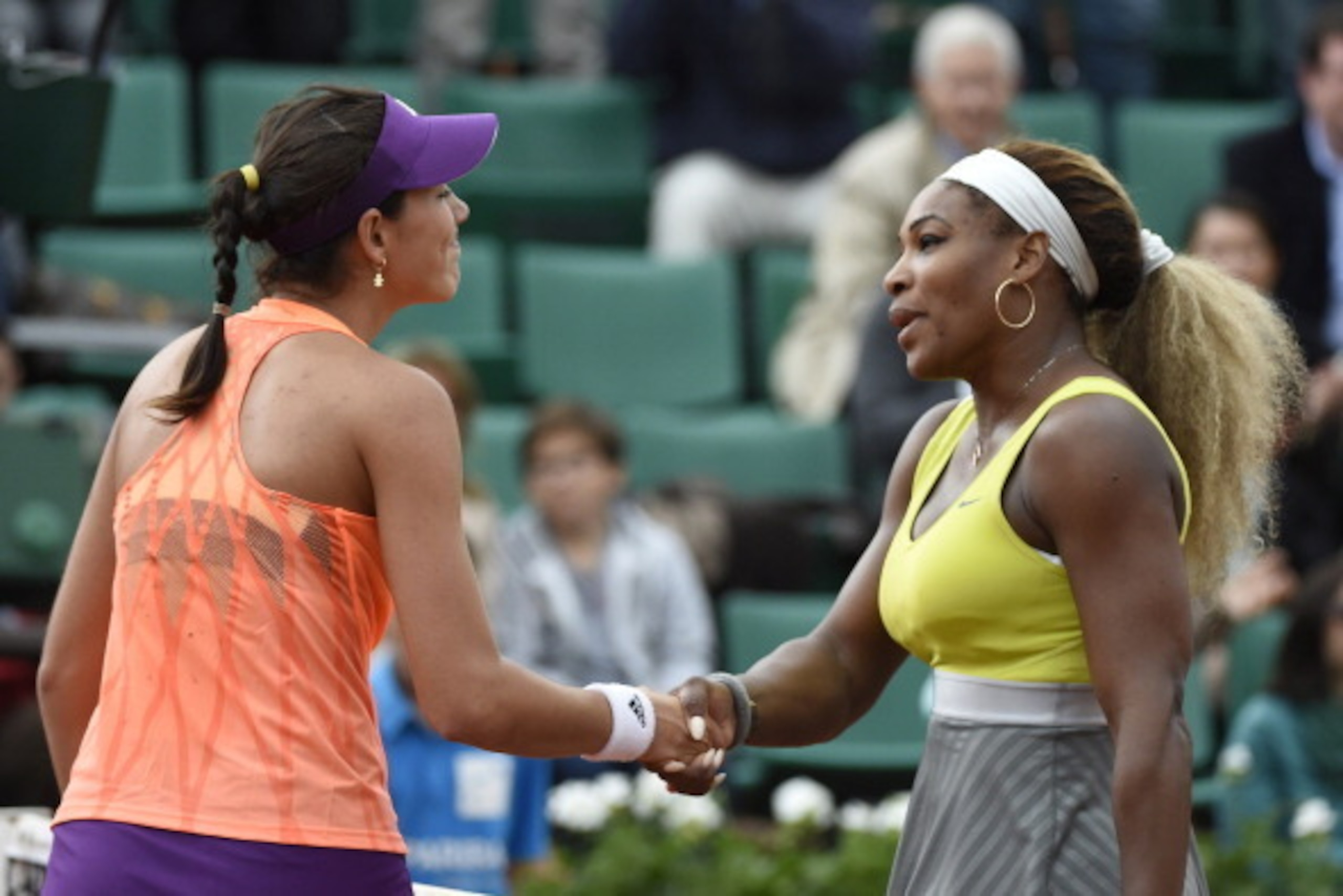 USA's Serena Williams (R) shakes hands with Spain's Garbine Muguruza at the end of their French tennis Open second round match at the Roland Garros stadium in Paris on May 28, 2014. AFP PHOTO / DOMINIQUE FAGET        (Photo credit should read DOMINIQUE FA
