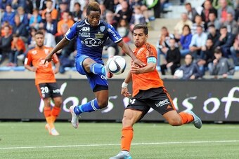 Lorient's French defender Wesley Lautoa (R) vies with Bastia's Guinean forward Francois Kamano during the French L1 football match Lorient vs. Bastia on August 16, 2015 at the Moustoir stadium in Guingamp, western France.  AFP PHOTO / FRED TANNEAU        