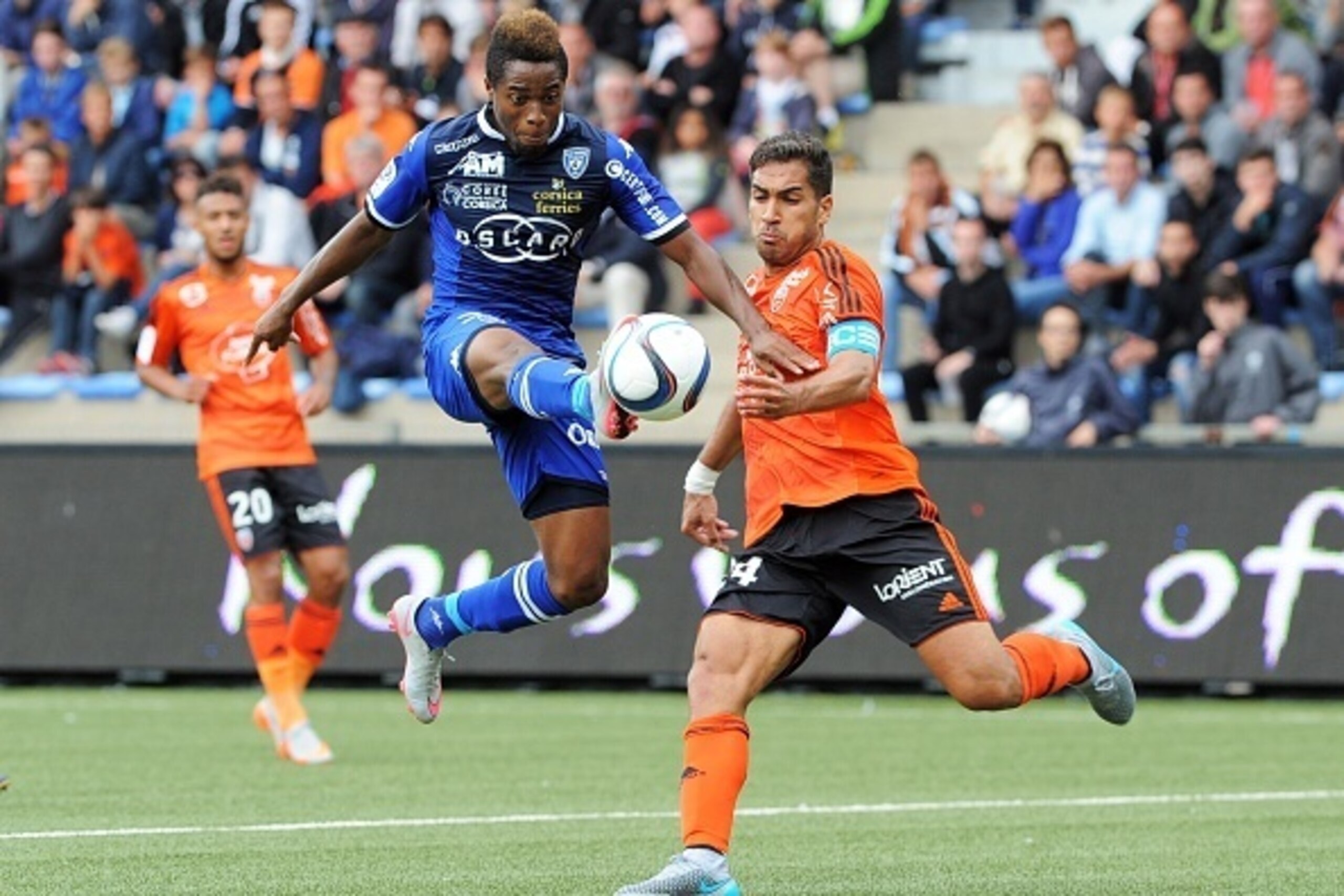 Lorient's French defender Wesley Lautoa (R) vies with Bastia's Guinean forward Francois Kamano during the French L1 football match Lorient vs. Bastia on August 16, 2015 at the Moustoir stadium in Guingamp, western France.  AFP PHOTO / FRED TANNEAU        
