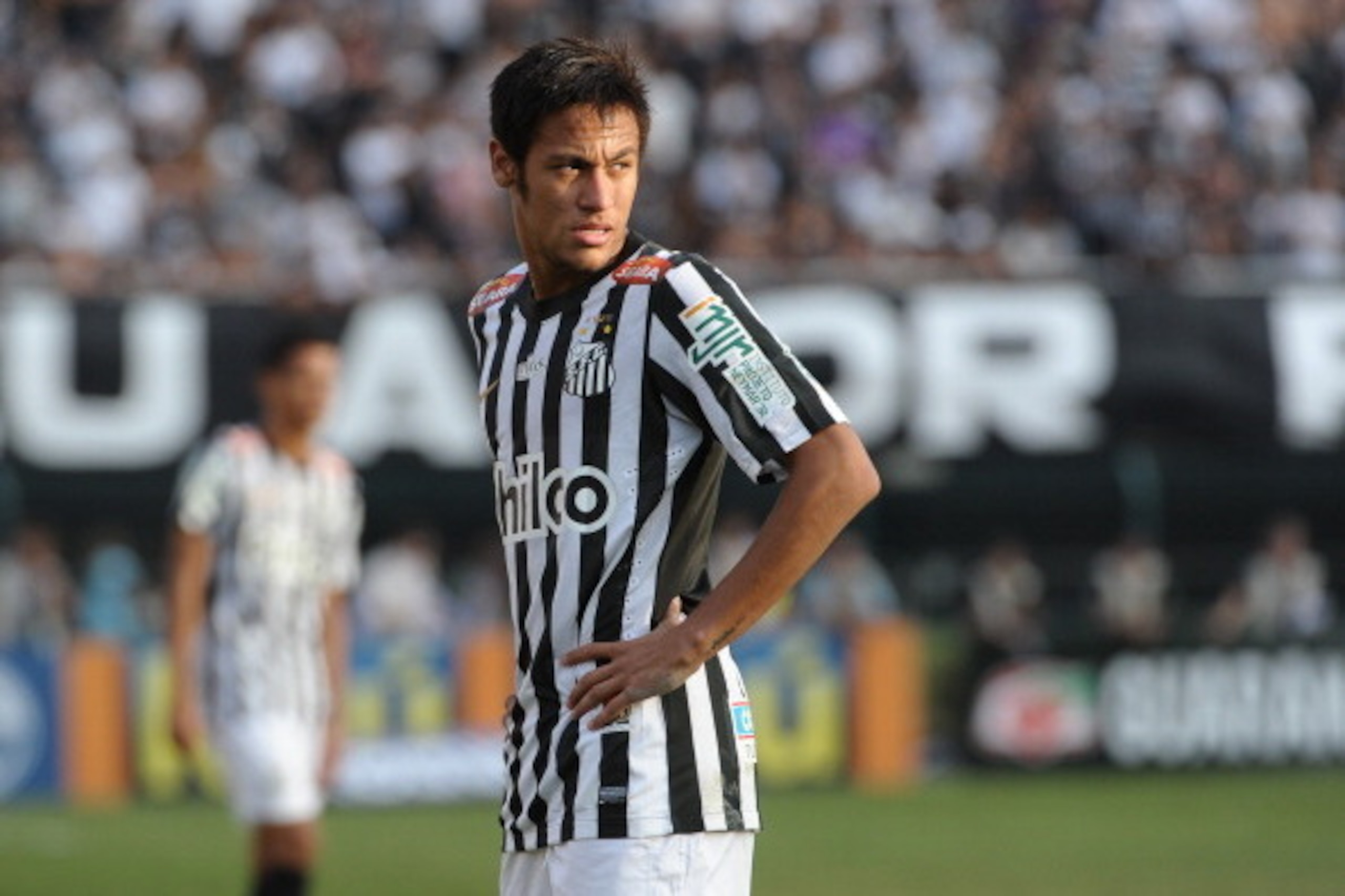 Neymar of Santos FC gestures during their 2013 Paulista championship first leg football final against Corinthians, at Pacaembu stadium, in Sao Paulo, Brazil, on May 12, 2013.    AFP PHOTO / Yasuyoshi CHIBA        (Photo credit should read YASUYOSHI CHIBA/