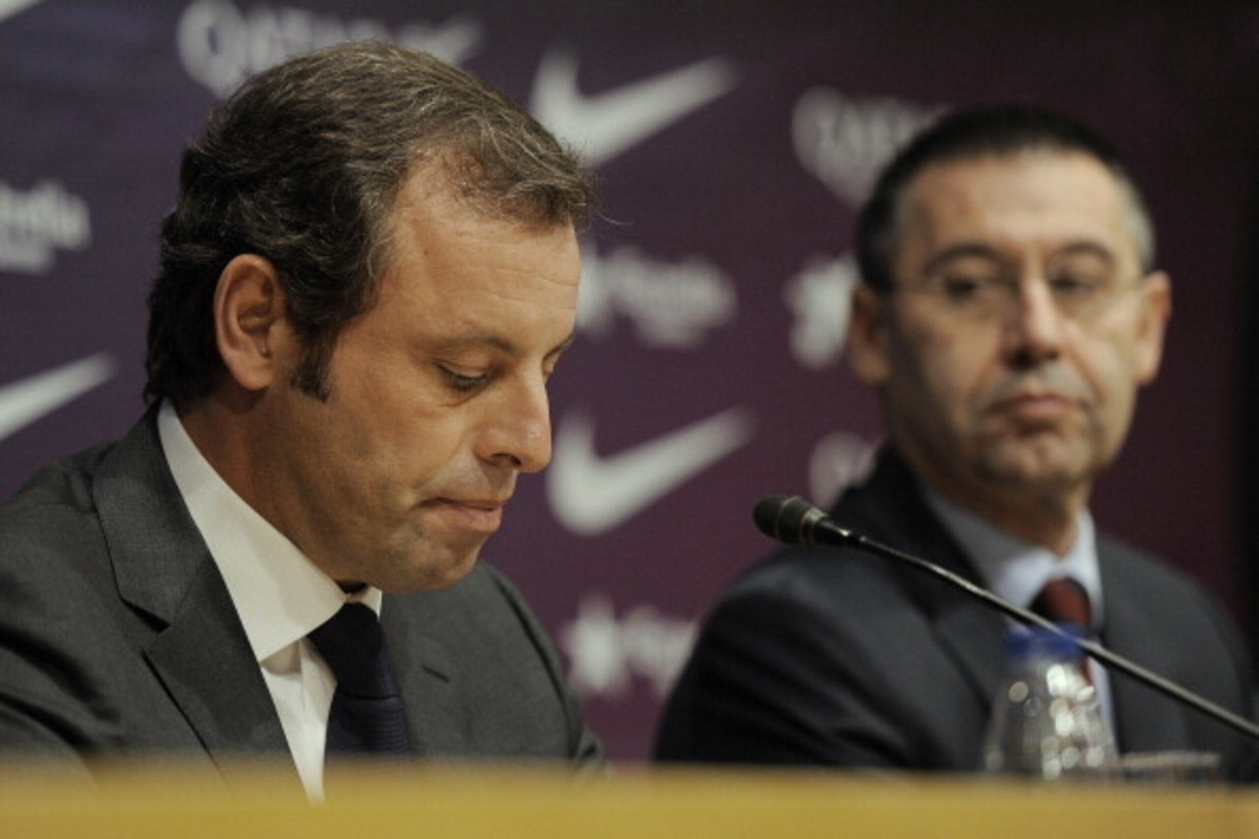Barcelona's football club president Sandro Rosell (L) speaks beside club vice president Josep Maria Bartomeu during a press conference to announce his resignation following an extraordinary board meeting at the club offices in Barcelona on January 23, 201