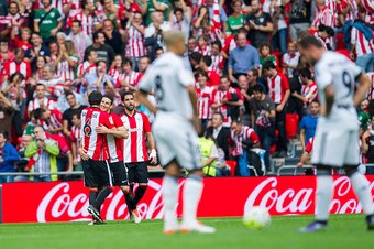 BILBAO, SPAIN - OCTOBER 04:  Aritz Adurizof Athletic Club celebrates after scoring during the La Liga match between Athletic Club Bilbao and Valencia CF at San Mames Stadium on October 4, 2015 in Bilbao, Spain.  (Photo by Juan Manuel Serrano Arce/Getty Im