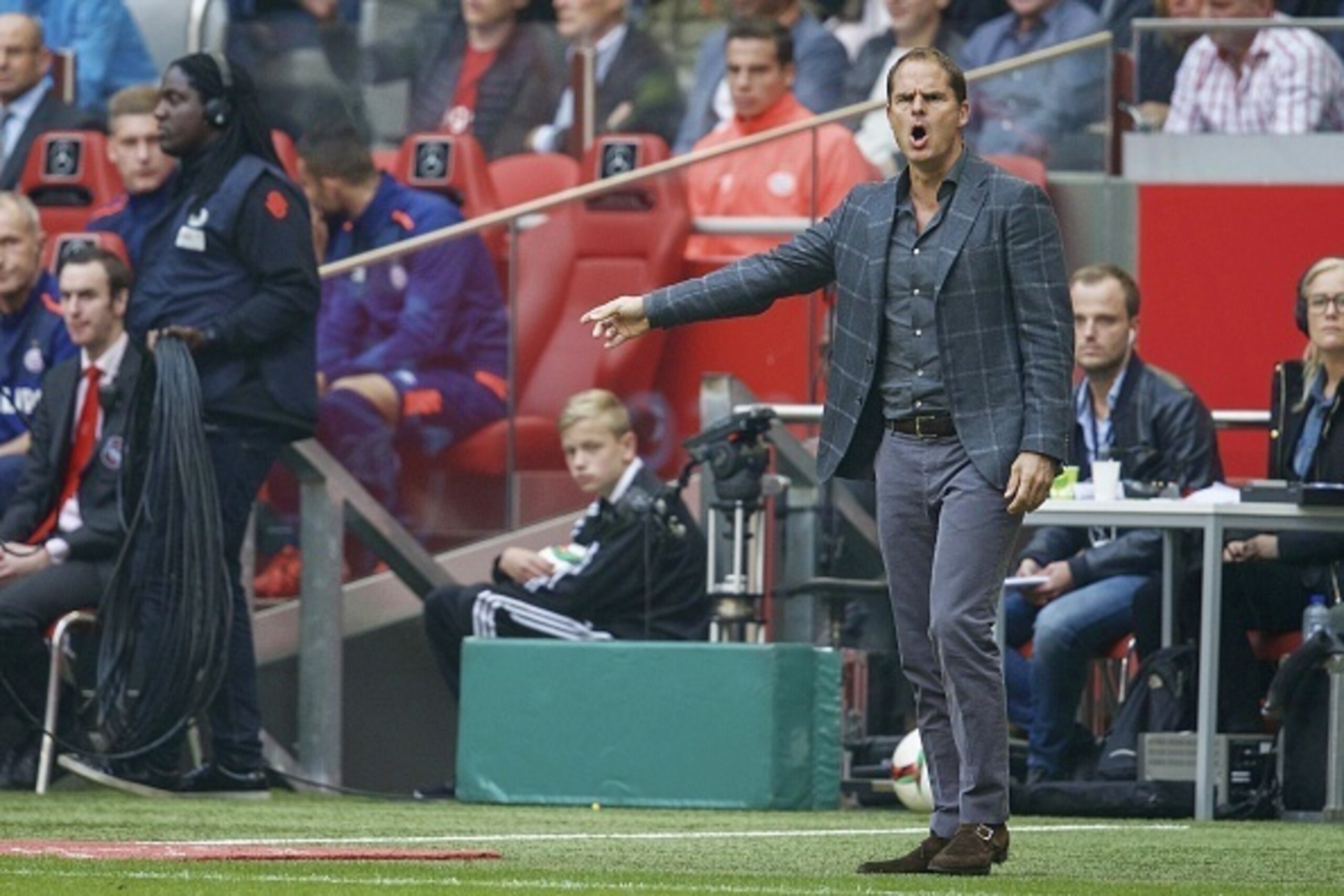 coach Frank de Boer of Ajax during the Dutch Eredivisie match between Ajax Amsterdam and PSV Eindhoven at the Amsterdam Arena on October 4, 2015 in Amsterdam, The Netherlands(Photo by VI Images via Getty Images) coach Frank de Boer of Ajax during the Dutch Eredivisie match between Ajax Amsterdam and PSV Eindhoven at the Amsterdam Arena on October 4, 2015 in Amsterdam, The Netherlands(Photo by VI Images via Getty Images)