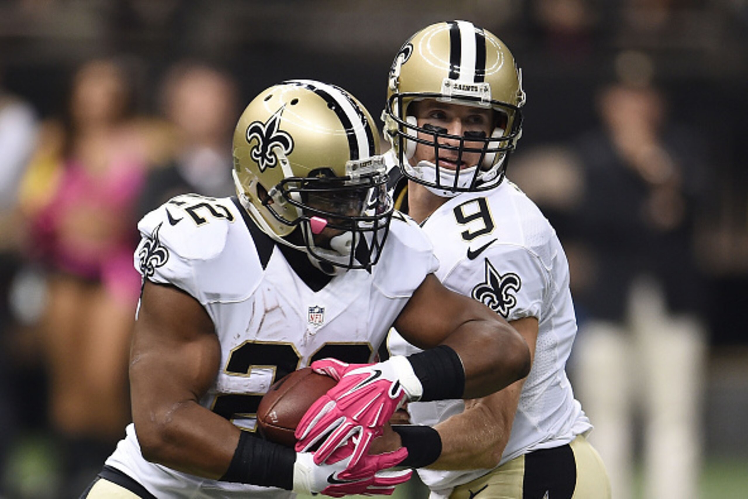 NEW ORLEANS, LA - OCTOBER 04: Drew Brees #9 hands the ball to Mark Ingram #22 of the New Orleans Saints during a game against the Dallas Cowboys at the Mercedes-Benz Superdome on October 4, 2015 in New Orleans, Louisiana. New Orleans defeated Dallas 26- NEW ORLEANS, LA - OCTOBER 04: Drew Brees #9 hands the ball to Mark Ingram #22 of the New Orleans Saints during a game against the Dallas Cowboys at the Mercedes-Benz Superdome on October 4, 2015 in New Orleans, Louisiana. New Orleans defeated Dallas 26-