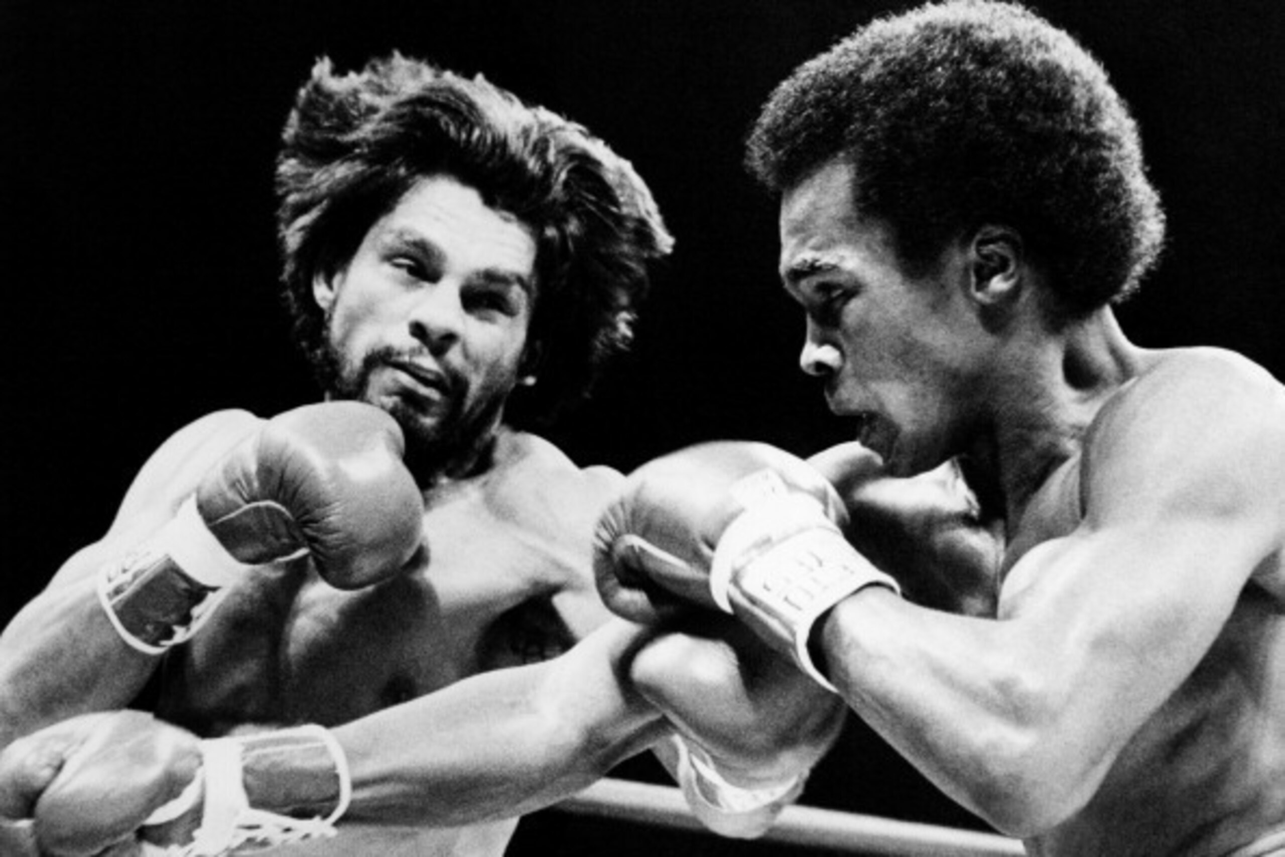 US boxer Sugar Ray Leonard (R) and Panamanian boxer Roberto Duran (G) fight on November 25, 1980 in New Orleans Superdome, during an early round of their World Boxing Council welterweight championship fight.        (Photo credit should read -/AFP/GettyIma