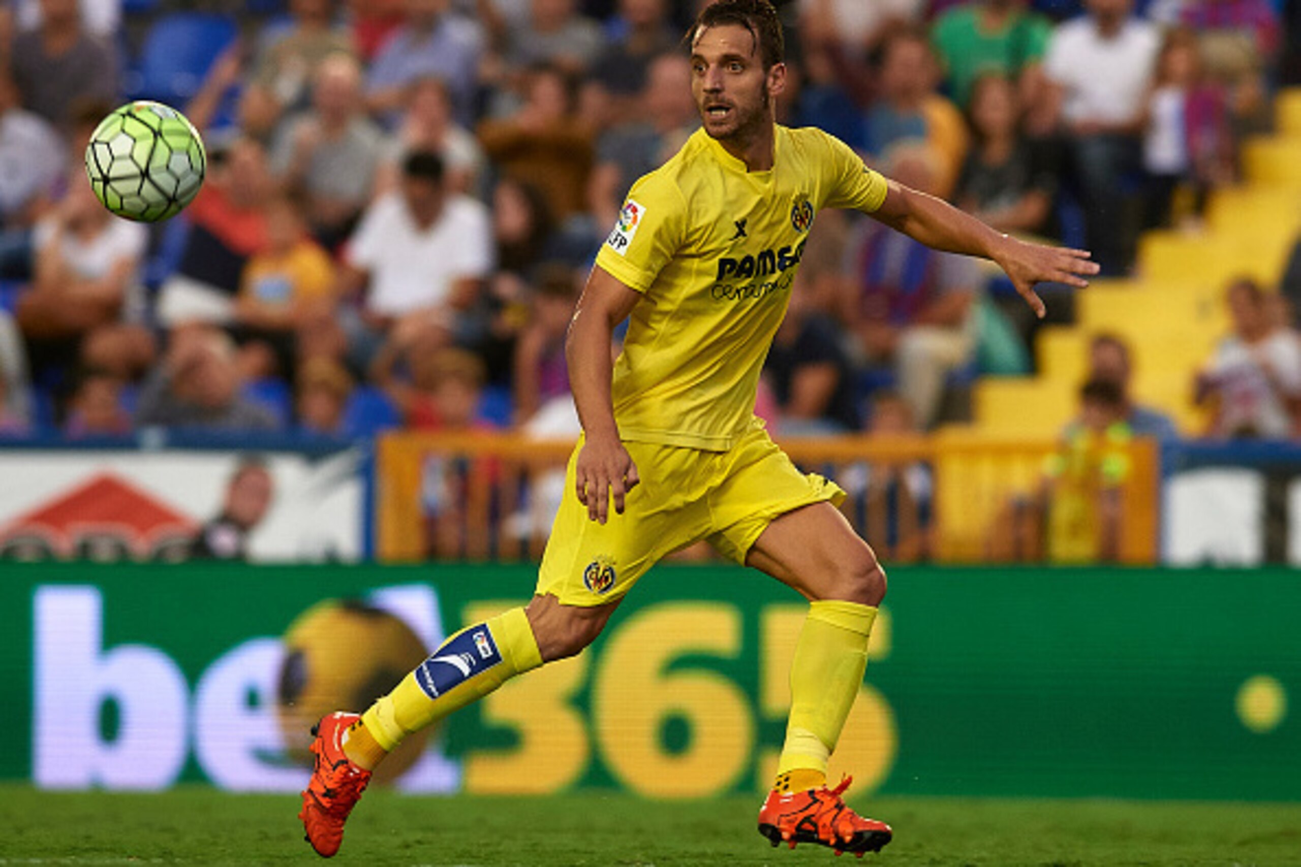 VALENCIA, SPAIN - OCTOBER 04:  Roberto Soldado of Villarreal in action during the La Liga match between Levante UD and Villarreal CF at Estadi Ciutat de Valencia on October 04, 2015 in Valencia, Spain.  (Photo by Manuel Queimadelos Alonso/Getty Images)