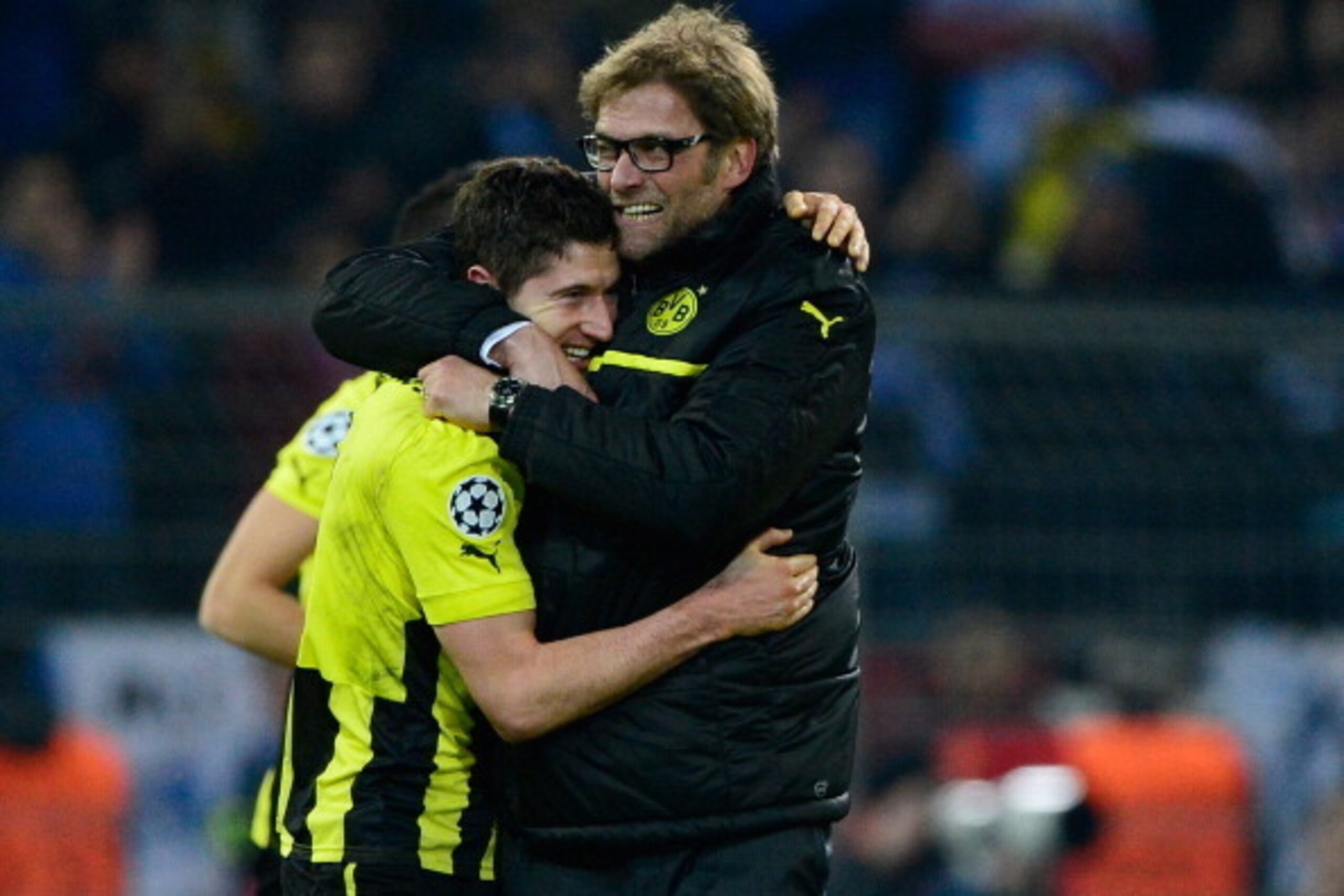 Dortmund's Polish striker Robert Lewandowski (L) celebrates with Dortmund's head coach Juergen Klopp after the UEFA Champions League quarter-final second-leg football match Borussia Dortmund vs Malaga CF in Dortmund, western Germany on April 9, 2013.  Dor