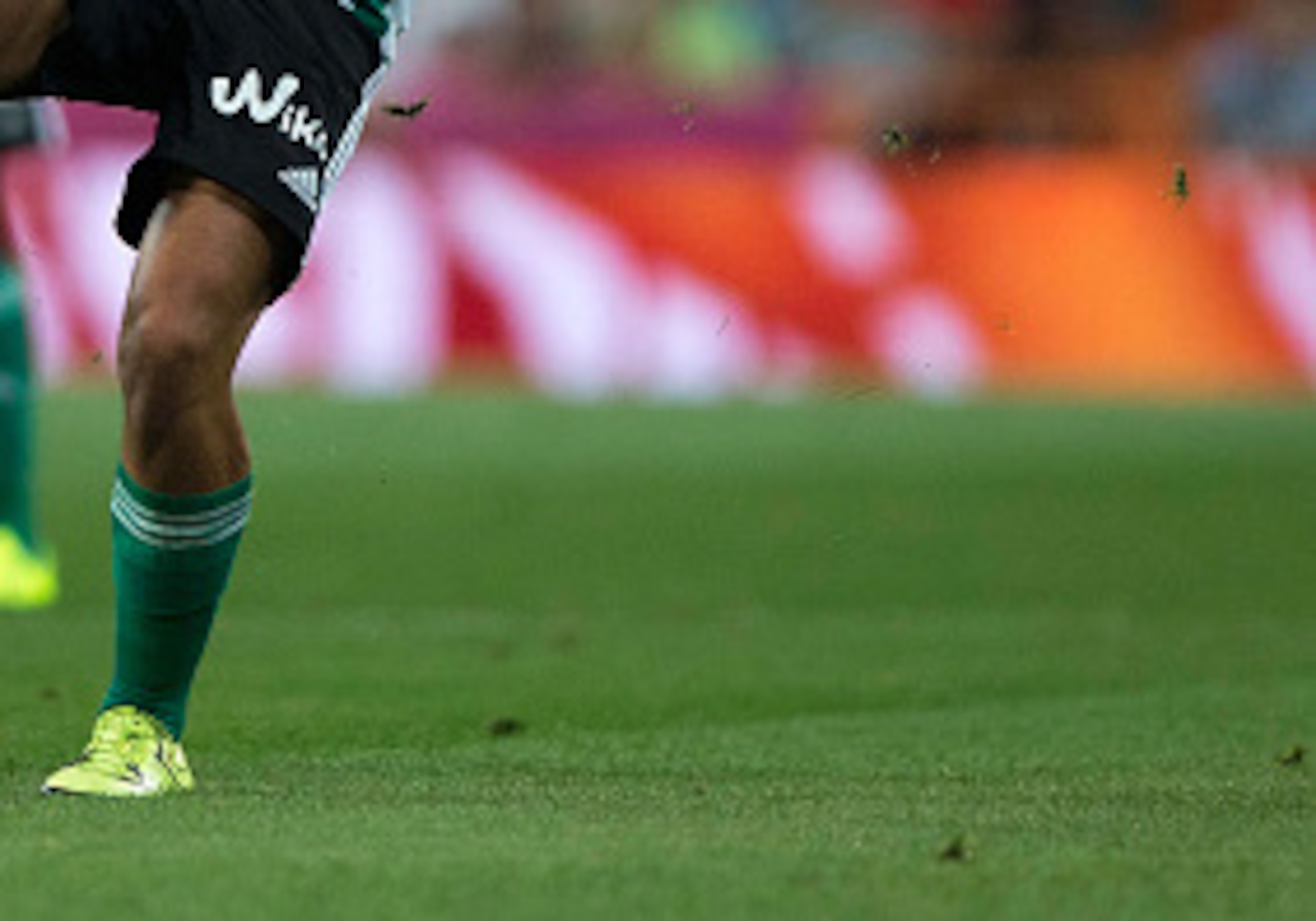 MADRID, SPAIN - AUGUST 29: Dani Ceballos (R) of Real Betis Balompie competes for the ball with Toni Kroos (L) of Real Madrid CF during the La Liga match between Real Madrid CF and Real Betis Balompie at Estadio Santiago Bernabeu on August 29, 2015 in Madr