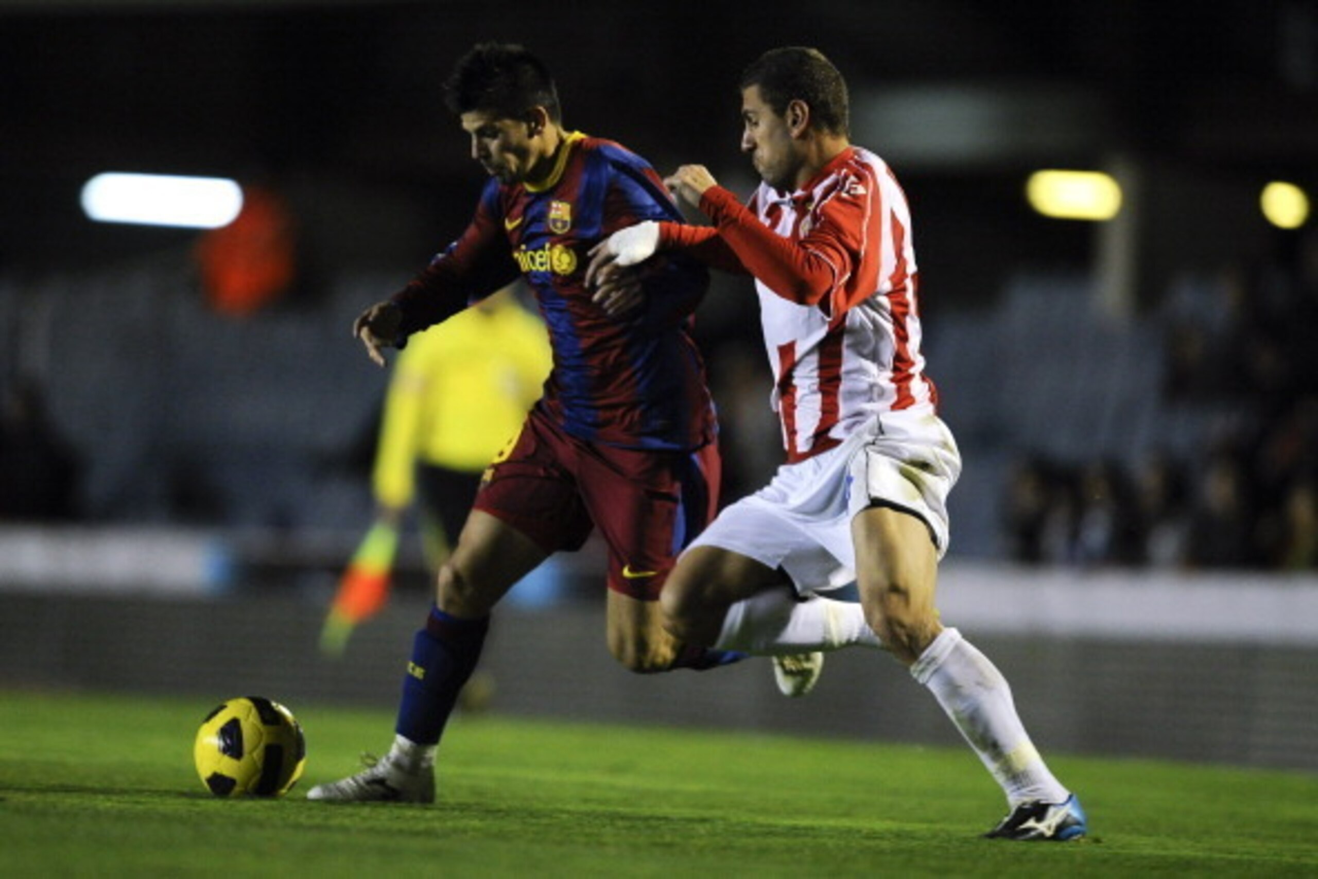 BARCELONA, SPAIN - JANUARY 08:  Nolito of FC Barcelona B (L) duels for the ball against Migue of Girona during the La Liga Adelante match between FC Barcelona B and Girona at Mini Estadi on January 8, 2011 in Barcelona, Spain.  (Photo by David Ramos/Getty