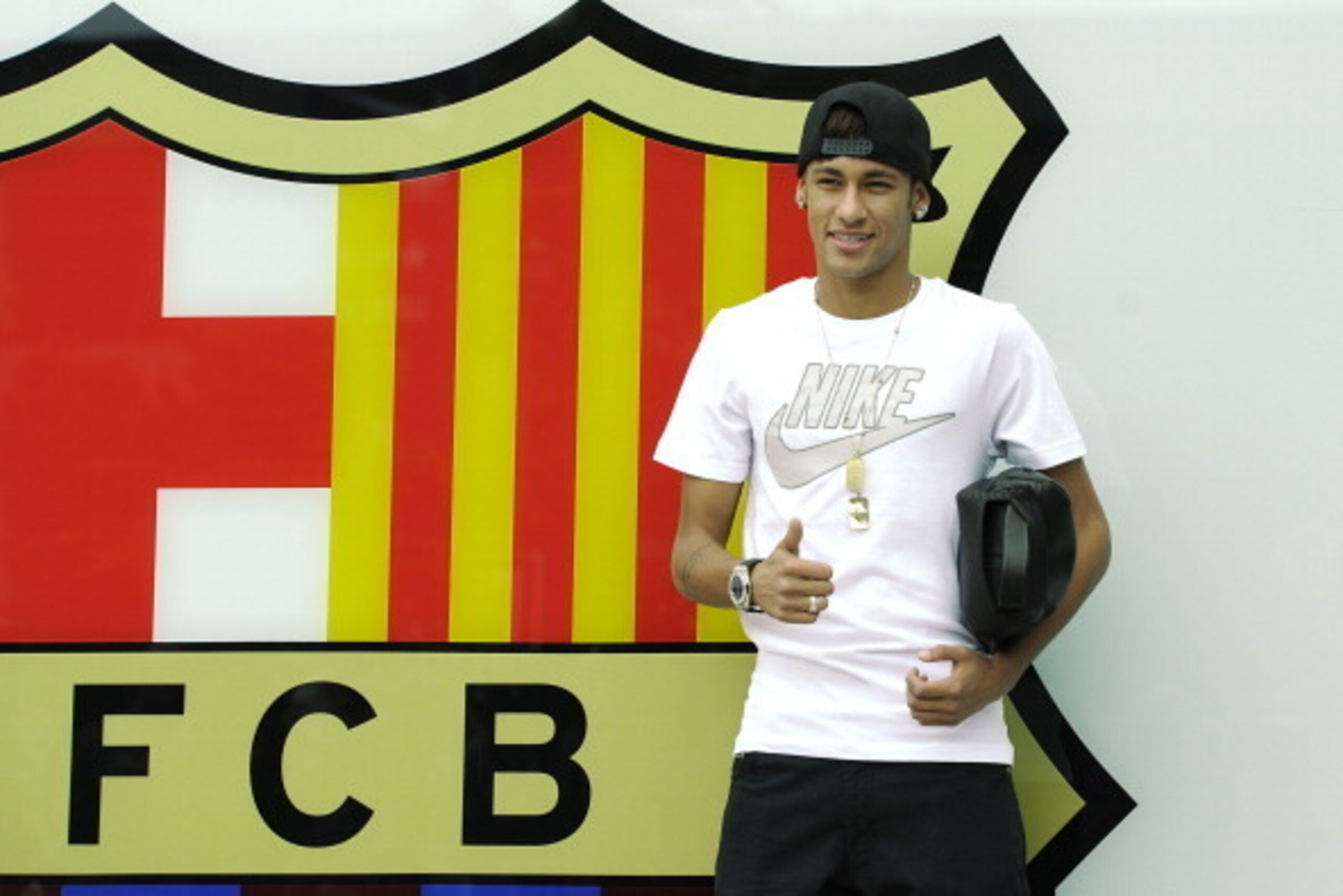 BARCELONA, SPAIN - JUNE 03:  Neymar poses for the media after signing as a new player of the FC Barcelona at Camp Nou sports complex on June 3, 2013 in Barcelona, Spain.  (Photo by David Ramos/Getty Images)