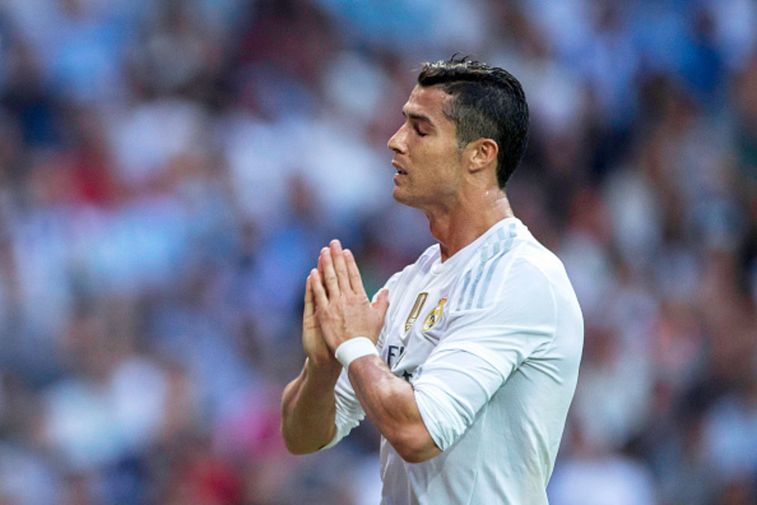 MADRID, SPAIN - SEPTEMBER 26: Cristiano Ronaldo of Real Madrid CF reacts as he fail to score during the La Liga match between Real Madrid CF and Malaga CF at Estadio Santiago Bernabeu on September 26, 2015 in Madrid, Spain.  (Photo by Gonzalo Arroyo Moren