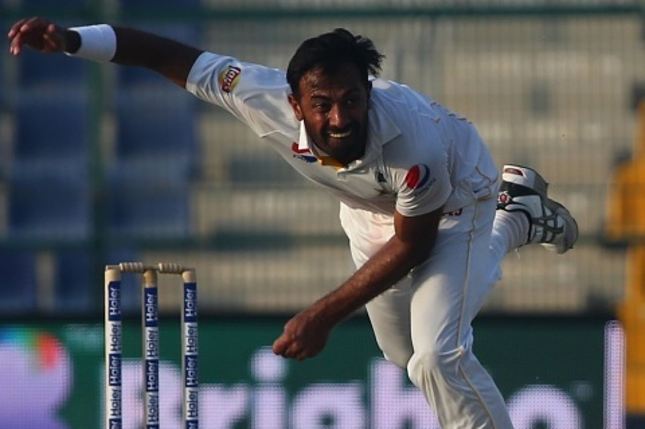 Pakistan's Wahab Riaz delivers the ball during the second day's play of the first cricket Test match between Pakistan and England at The Sheikh Zayed International Cricket Stadium in Abu Dhabi on October 14, 2015. AFP PHOTO / MARWAN NAAMANI        (Photo 