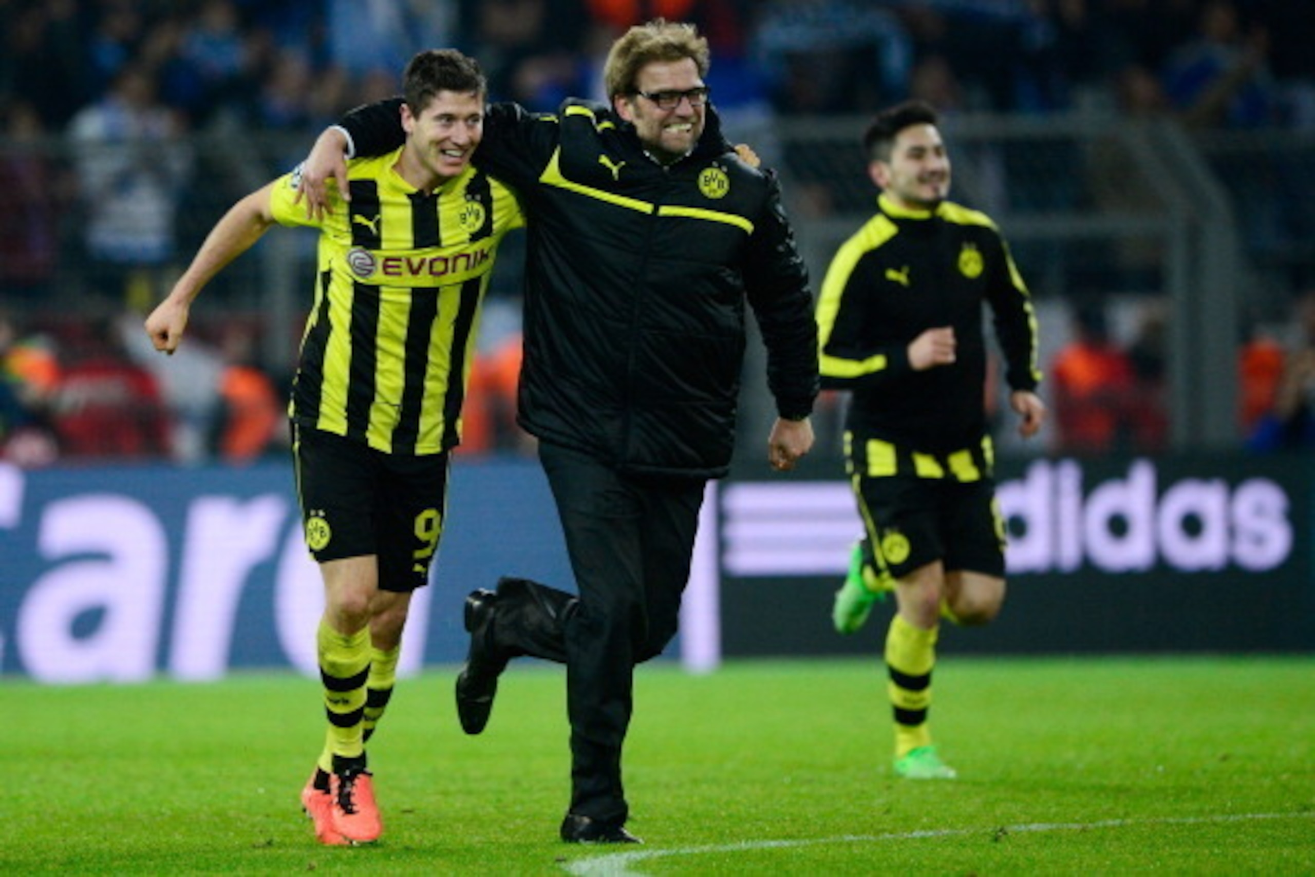 Dortmund's Polish striker Robert Lewandowski (L) celebrates with Dortmund's head coach Juergen Klopp (C) after the UEFA Champions League quarter-final second-leg football match Borussia Dortmund vs Malaga CF in Dortmund, western Germany on April 9, 2013. 