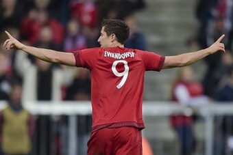 Bayern Munich's Polnish striker Robert Lewandowski celebartes after scoring the fifth goal during the Group F, first-leg UEFA Champions League football match FC Bayern Munich vs GNK Dinamo Zagreb in Munich, on September 29, 2015. AFP PHOTO / GUENTER SCHIF