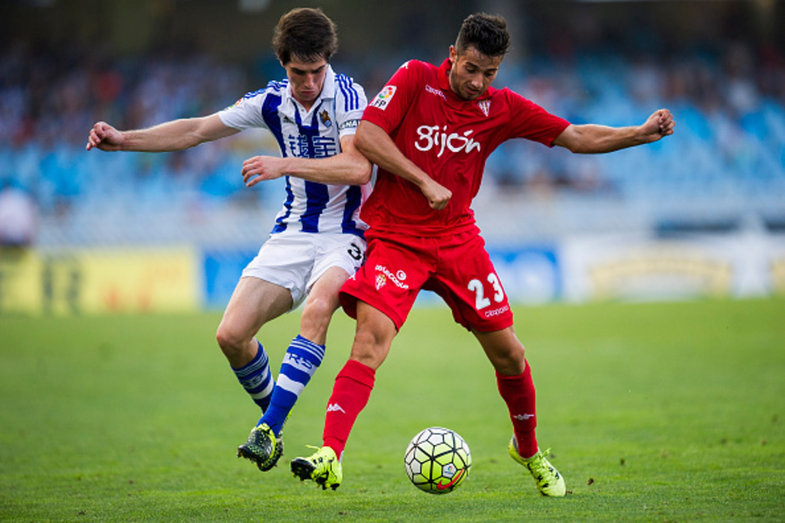 SAN SEBASTIAN, SPAIN - AUGUST 29:  Aritz Elustondo of Real Sociedad de Futbol duels for the ball with Jony Rodriguez of Sporting Gijon during the La Liga match between Real Sociedad de Futbol and Sporting Gijon at Estadio Anoeta on August 29, 2015 in San 