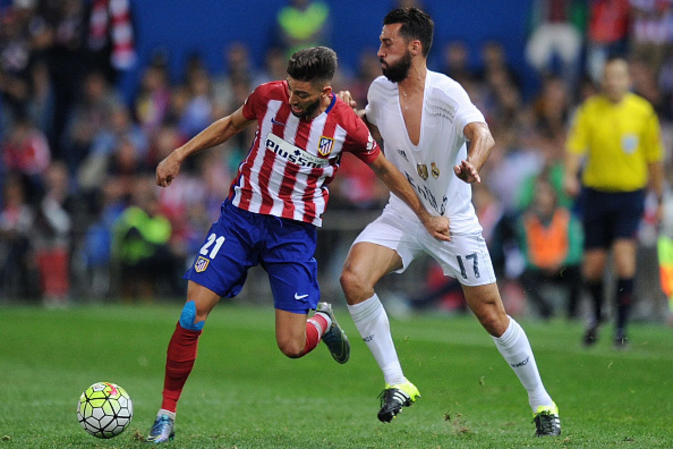 MADRID, SPAIN - OCTOBER 04:  Yannick Carrasco of Club Atletico de Madrid outpaces  Alvaro Arbeloa of Real Madrid during the La Liga match between Club Atletico de Madrid and Real Madrid at Vicente Calderon Stadium on October 4, 2015 in Madrid, Spain.  (Ph