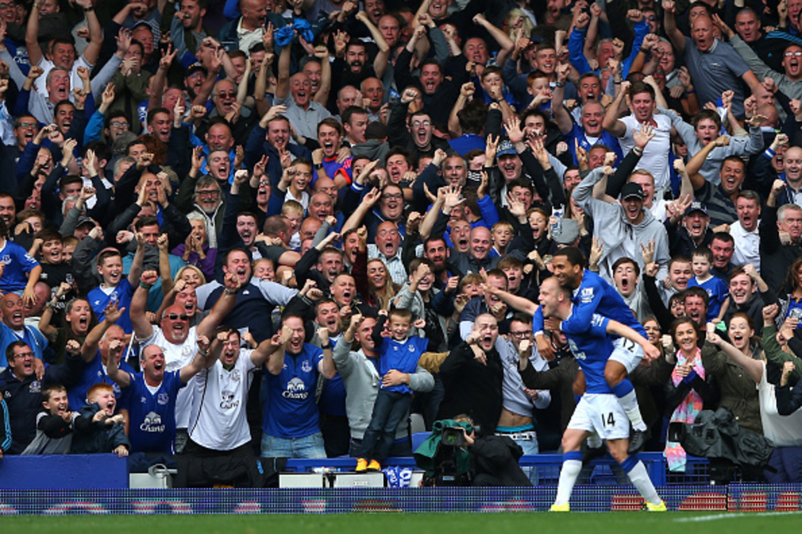 LIVERPOOL, ENGLAND - SEPTEMBER 12:  Steven Naismith of Everton celebrates scoring his hat trick goal with team mate Aaron Lennon during the Barclays Premier League match between Everton and Chelsea at Goodison Park on September 12, 2015 in Liverpool, Unit