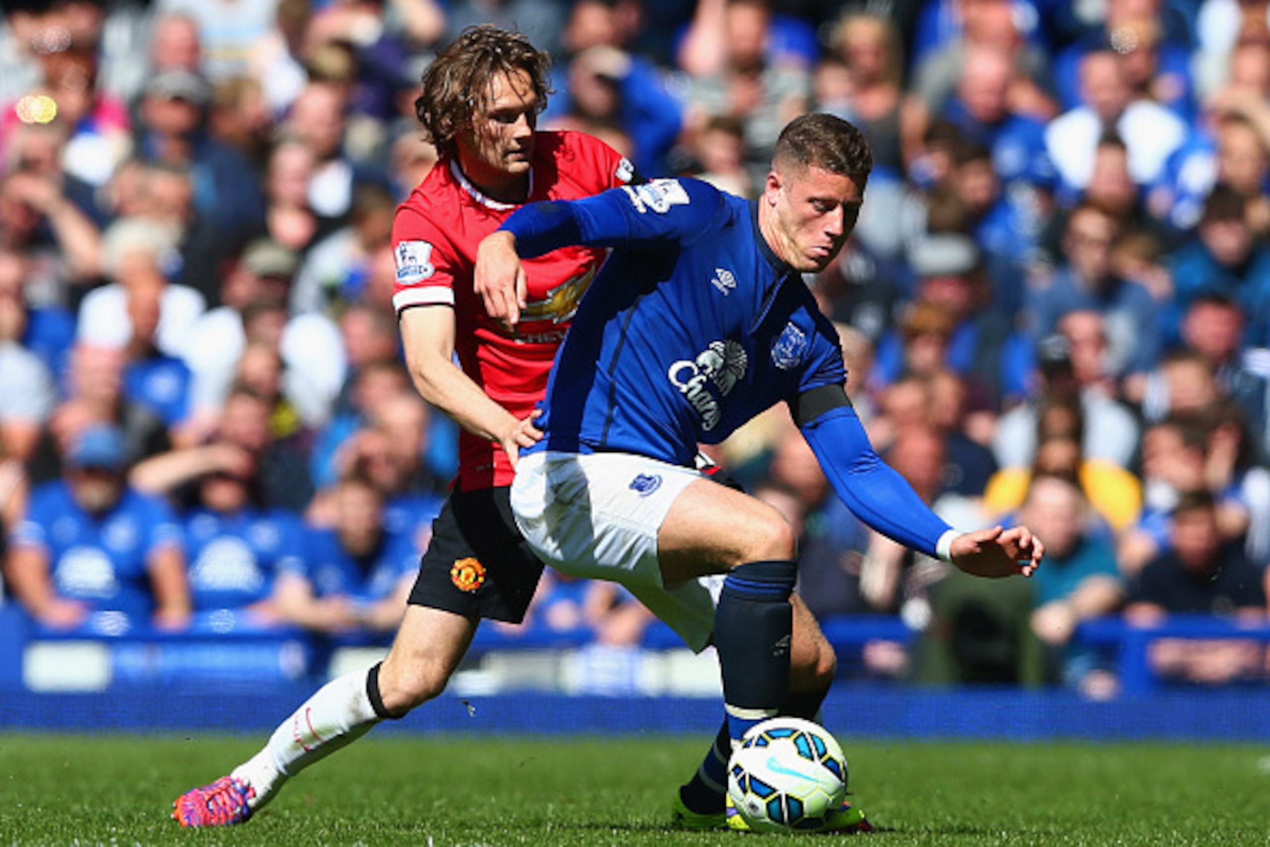 LIVERPOOL, ENGLAND - APRIL 26:  Daley Blind of Manchester United challenges Ross Barkley of Everton during the Barclays Premier League match between Everton and Manchester United at Goodison Park on April 26, 2015 in Liverpool, England.  (Photo by Clive B