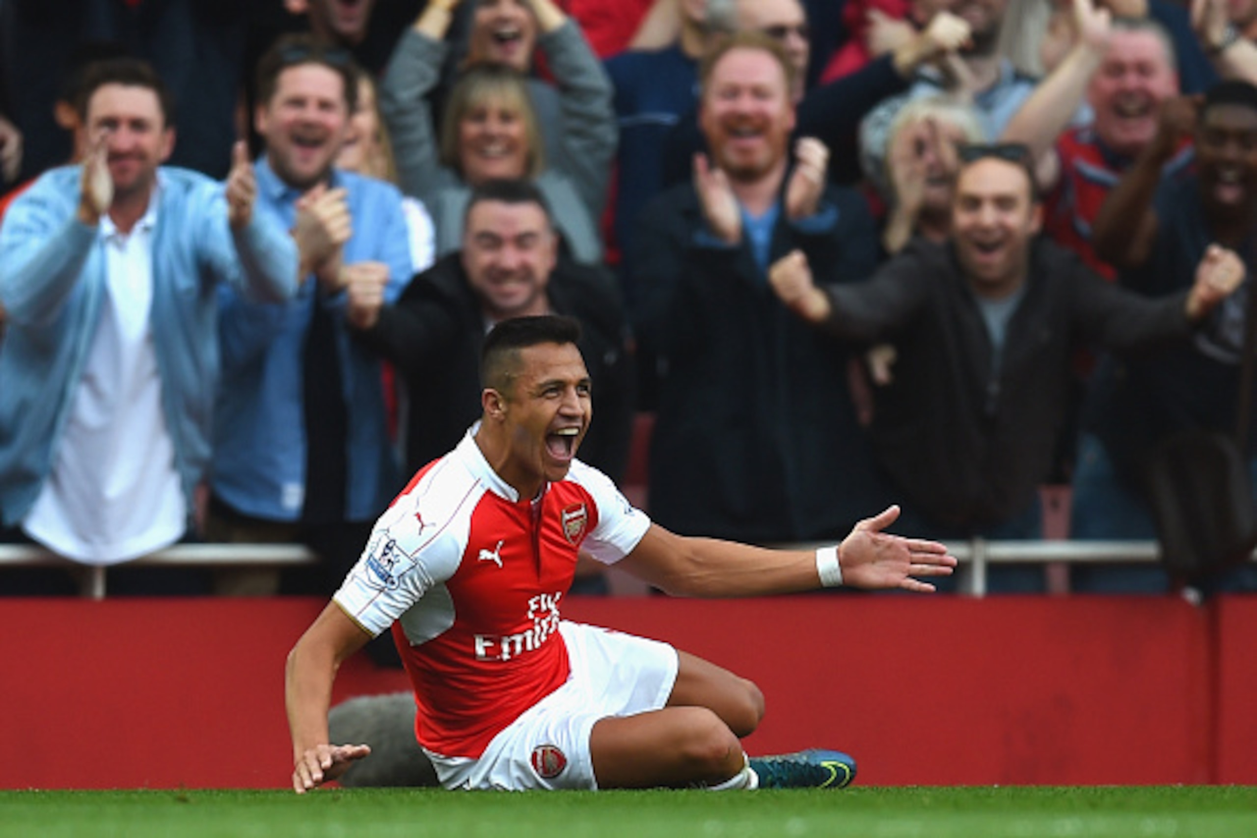 LONDON, ENGLAND - OCTOBER 04:  Alexis Sanchez of Arsenal celebrates scoring their third goal during the Barclays Premier League match between Arsenal and Manchester United at Emirates Stadium on October 4, 2015 in London, England.  (Photo by Michael Regan