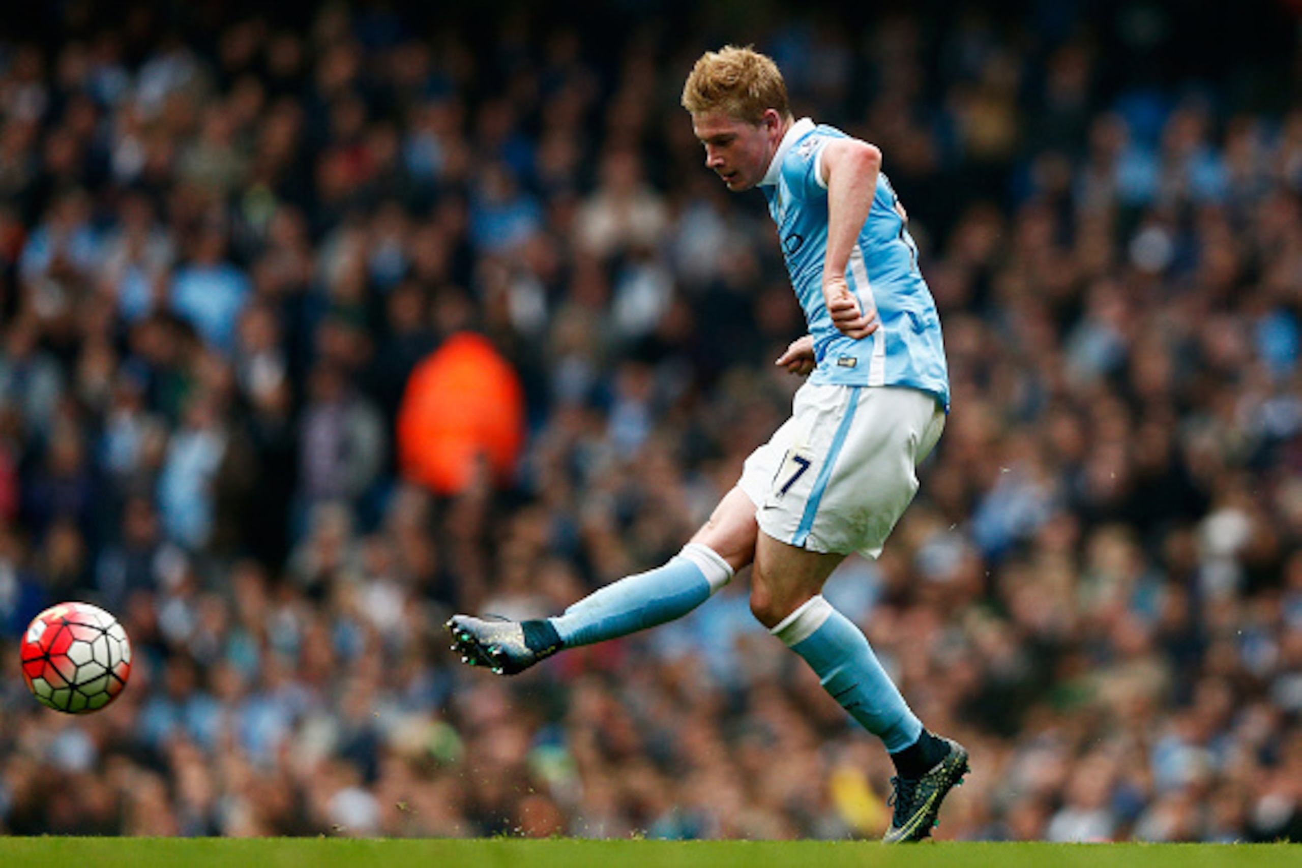 MANCHESTER, ENGLAND - OCTOBER 03:  Kevin de Bruyne of Manchester City in action during the Barclays Premier League match between Manchester City and Newcastle United at Etihad Stadium on October 3, 2015 in Manchester, United Kingdom.  (Photo by Dean Mouht
