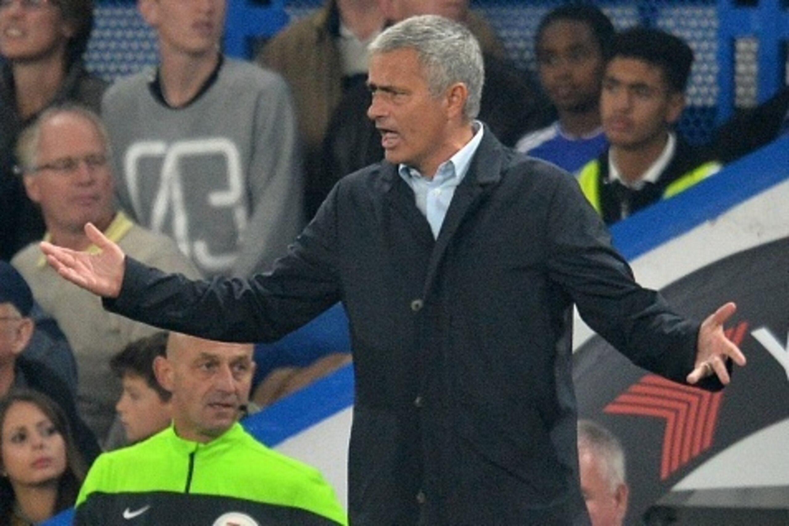 Chelsea's Portuguese manager Jose Mourinho gestures during the English Premier League football match between Chelsea and Southampton at Stamford Bridge in London on October 3, 2015. AFP PHOTO / GLYN KIRK

RESTRICTED TO EDITORIAL USE. No use with unauthori