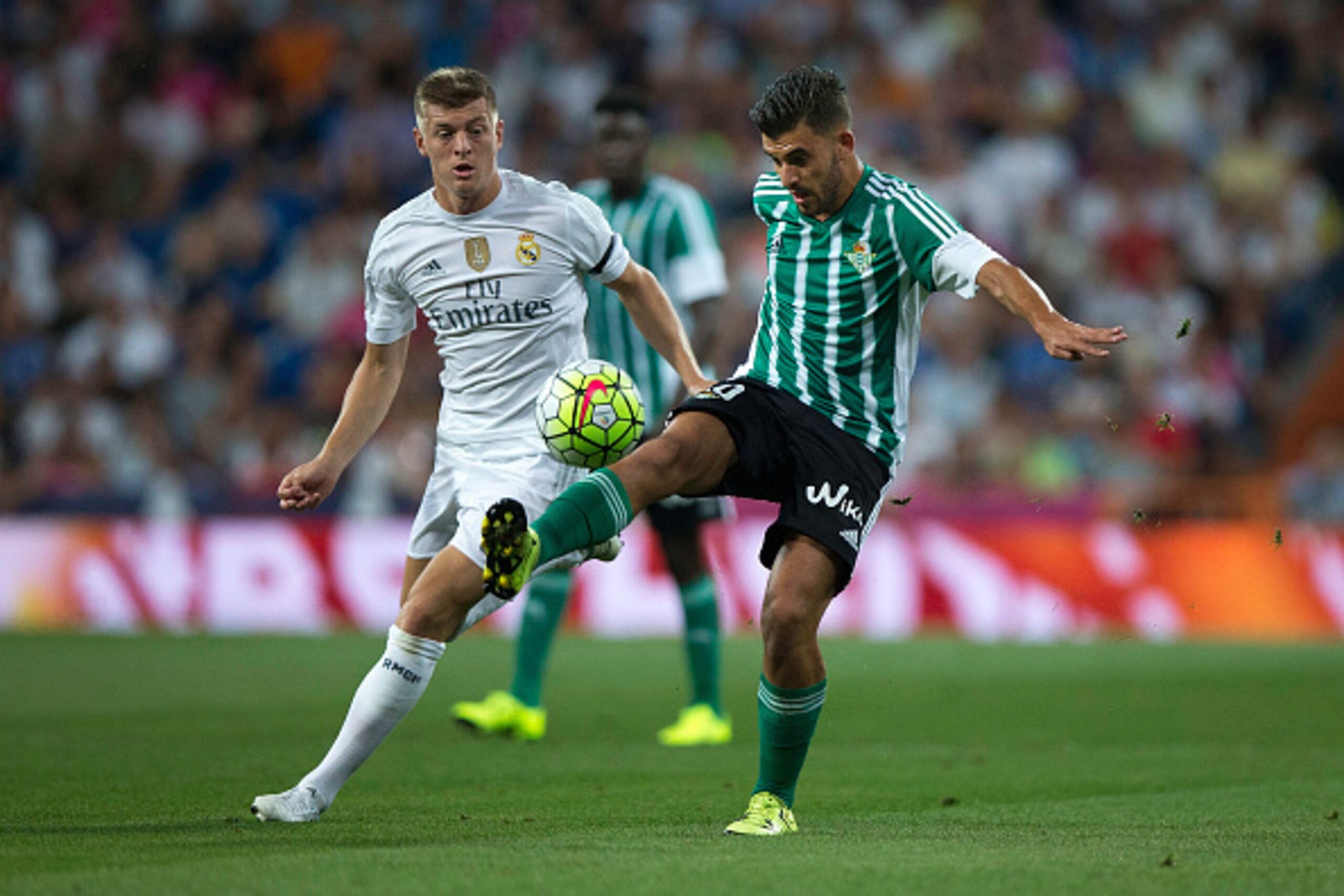 MADRID, SPAIN - AUGUST 29: Dani Ceballos (R) of Real Betis Balompie competes for the ball with Toni Kroos (L) of Real Madrid CF during the La Liga match between Real Madrid CF and Real Betis Balompie at Estadio Santiago Bernabeu on August 29, 2015 in Madr