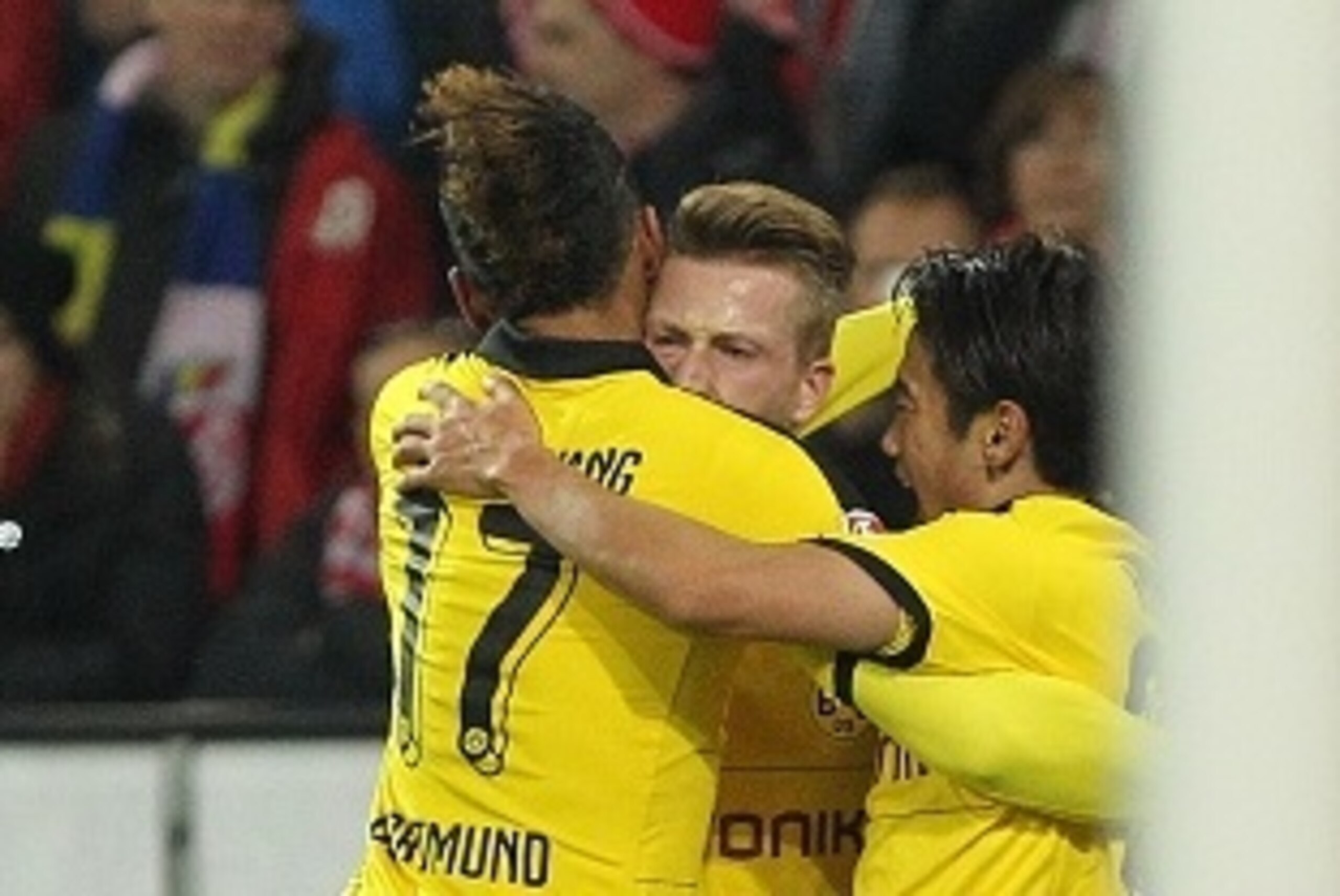 Dortmund's striker Marco Reus (2nd L) celebrates with teammates Dortmund's Gabonese striker Pierre-Emerick Aubameyang (L) and Dortmund's Japanese midfielder Shinji Kagawa (3rd L) after scoring the 0-1 during the German first division Bundesliga football m